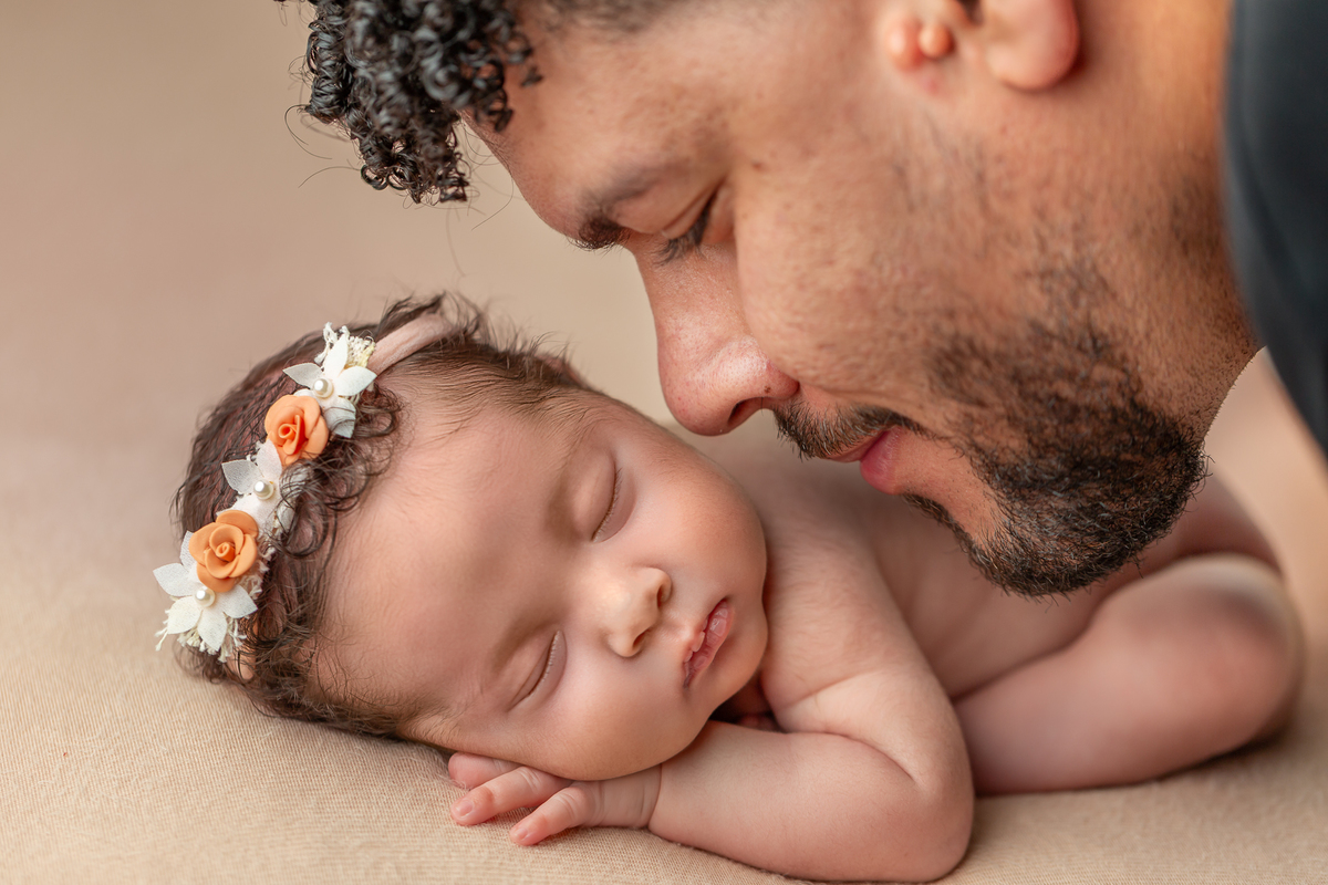 Fotografia newborn bebê com o pai