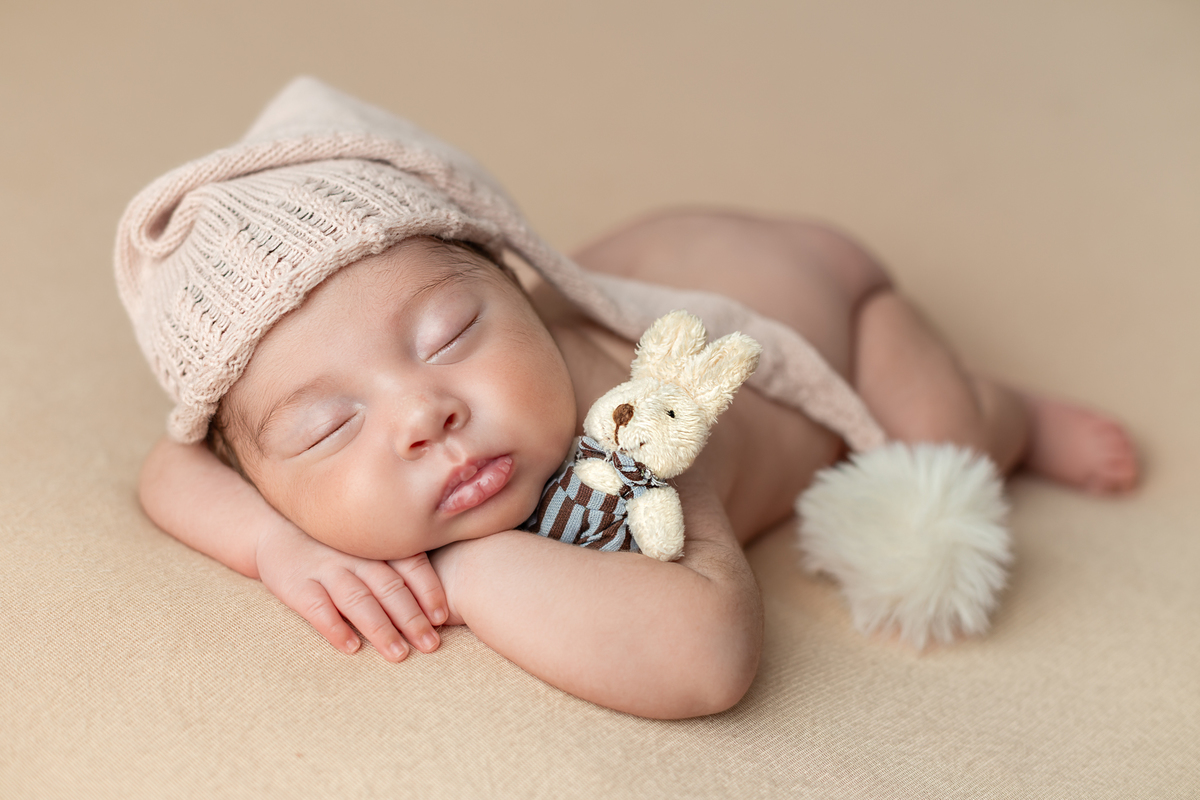 Ensaio bebê recém nascido com touquinha soneca