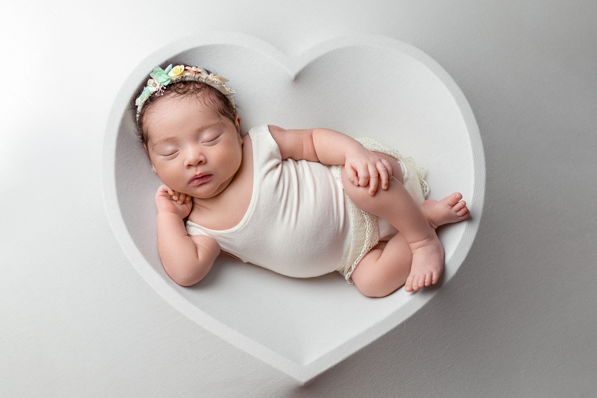 Fotografias de bebê recém nascido no coração