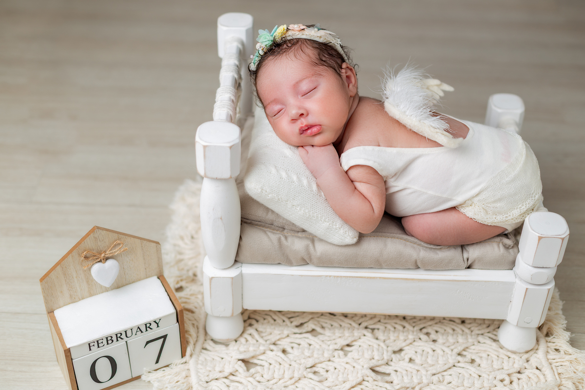 Fotografias de bebê recém nascido na caminha