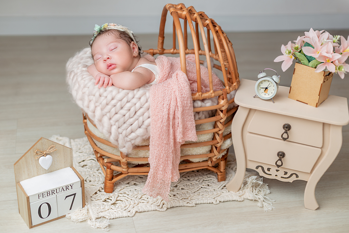 Fotografias de bebê recém nascido no bercinho