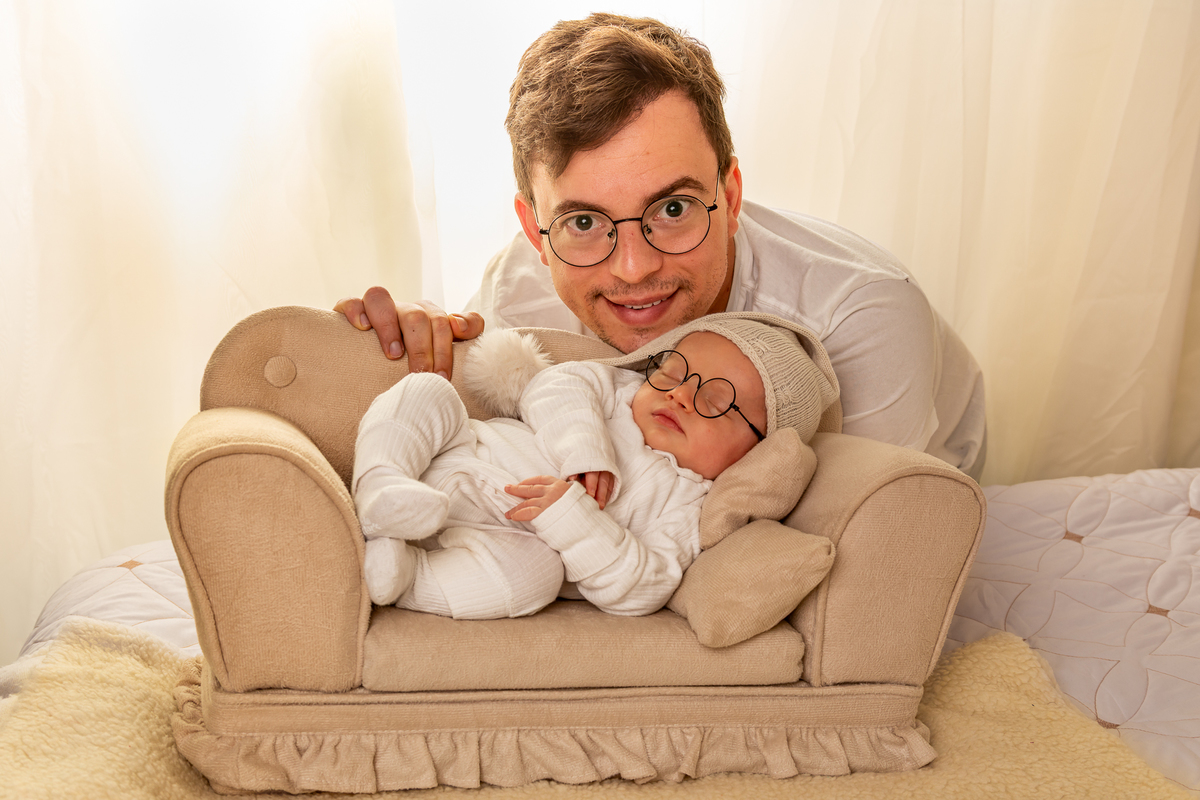 Newborn do bebê com os pais