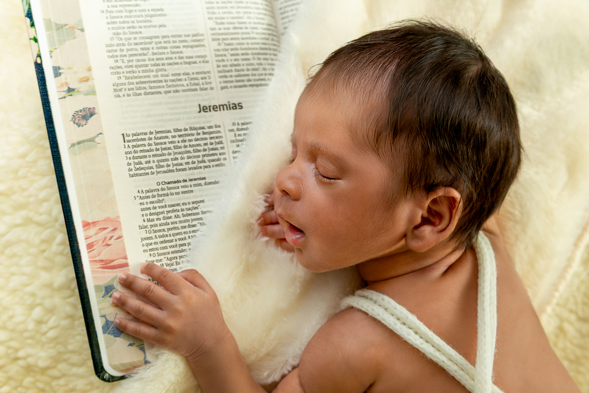 Newborn com bíblia 