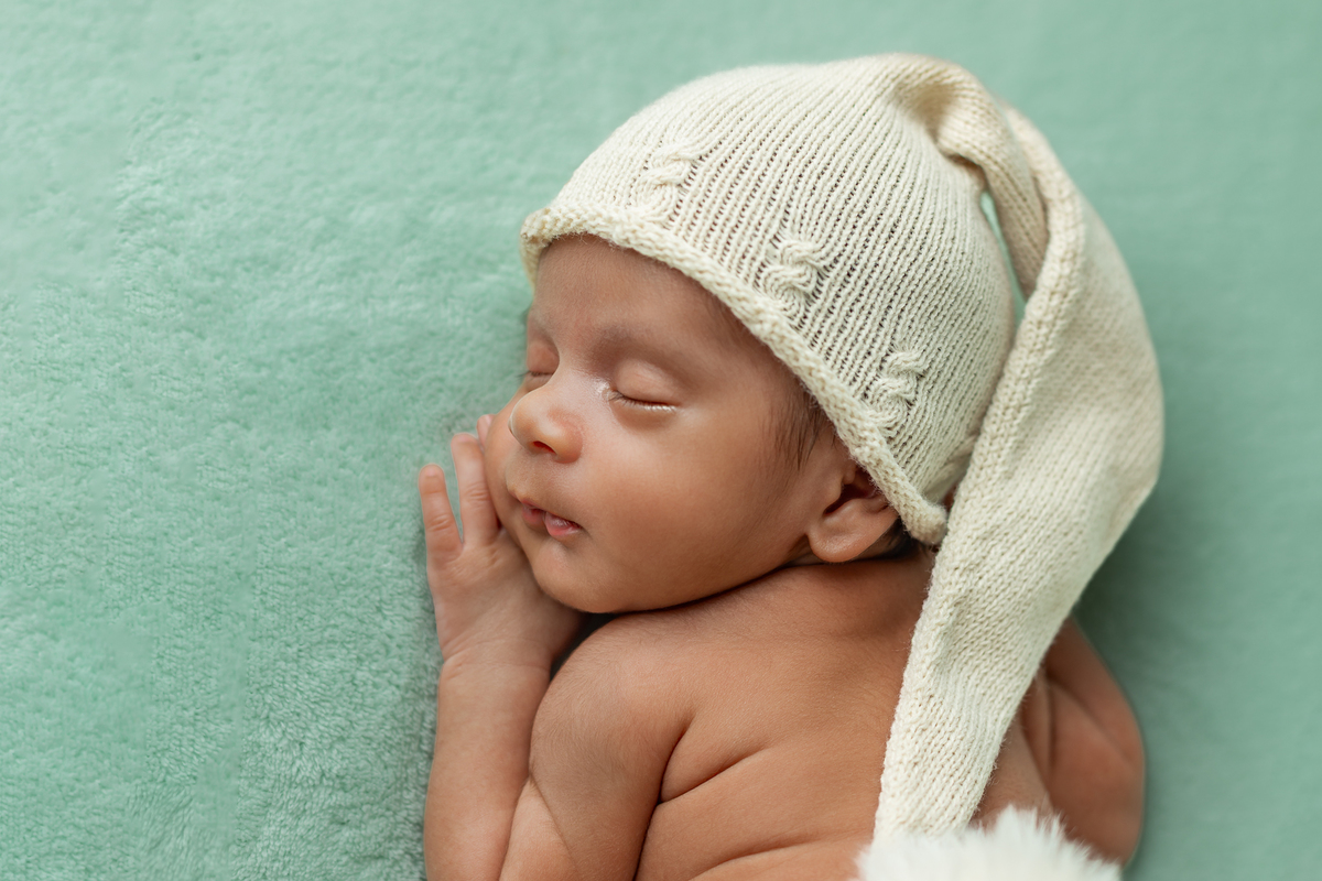 Bebê com touca soneca