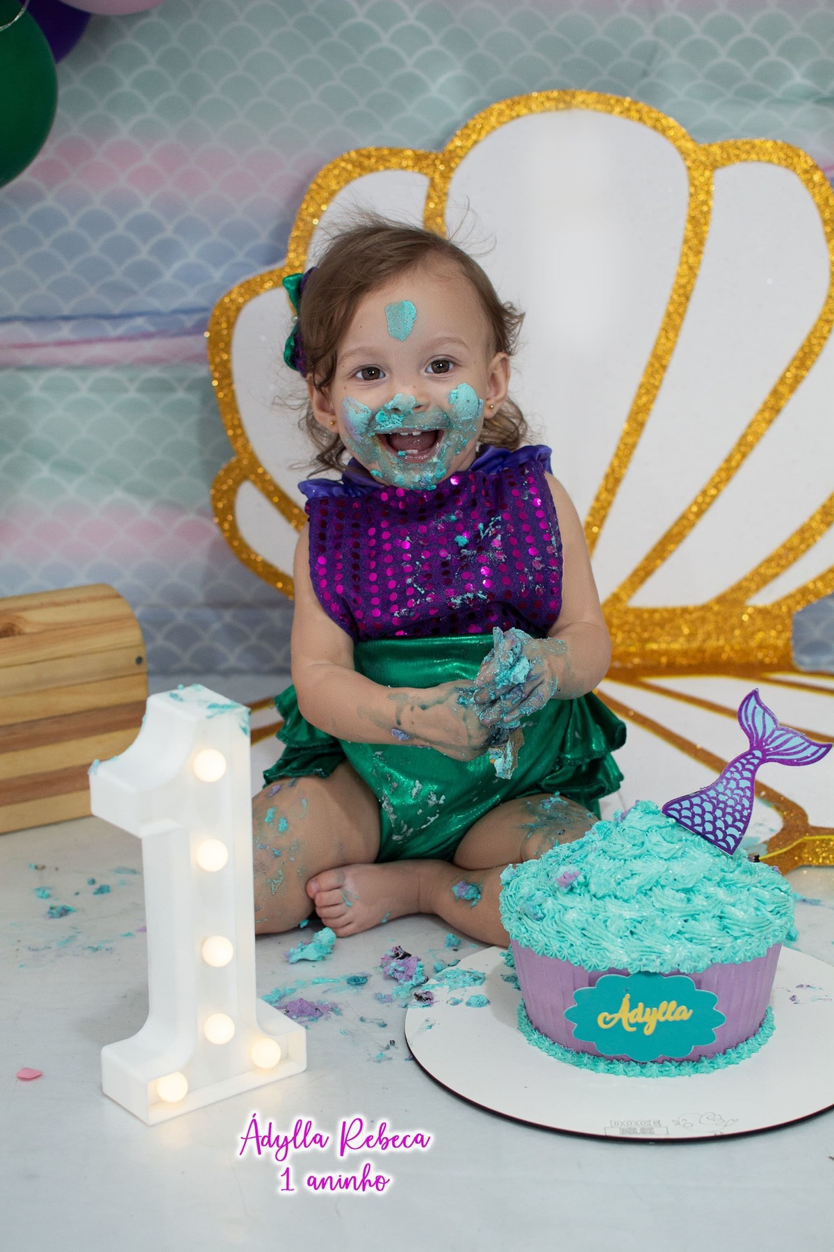 Que não gosta de uma farra? o Tema escolhido para o Smash the cake de Adylla foi de sereia e ela amou toda a bagunça.