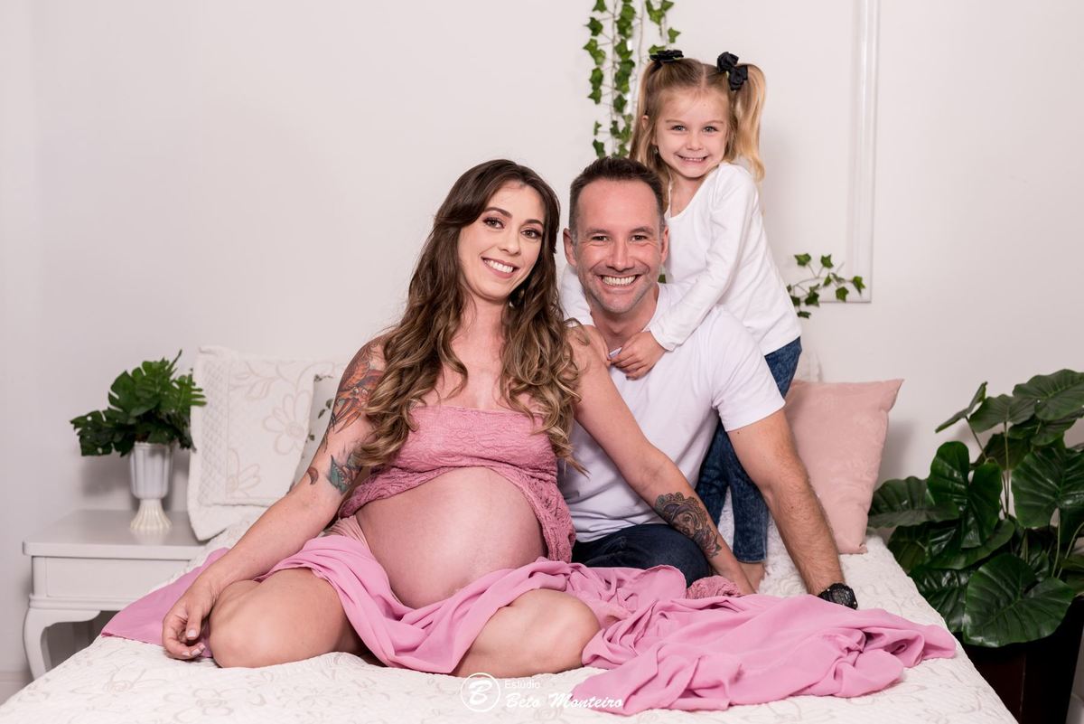 Book Gestante e Família em Curitiba - Book de gestante em estúdio - ensaio de gestante - book em estúdio - book externo - ensaio gestante externo - sessão fotográfica - Grávida - Gestação - Estúdio Beto Monteiro - Pâmela- Renato - Julieta - Lorenzo - Pets