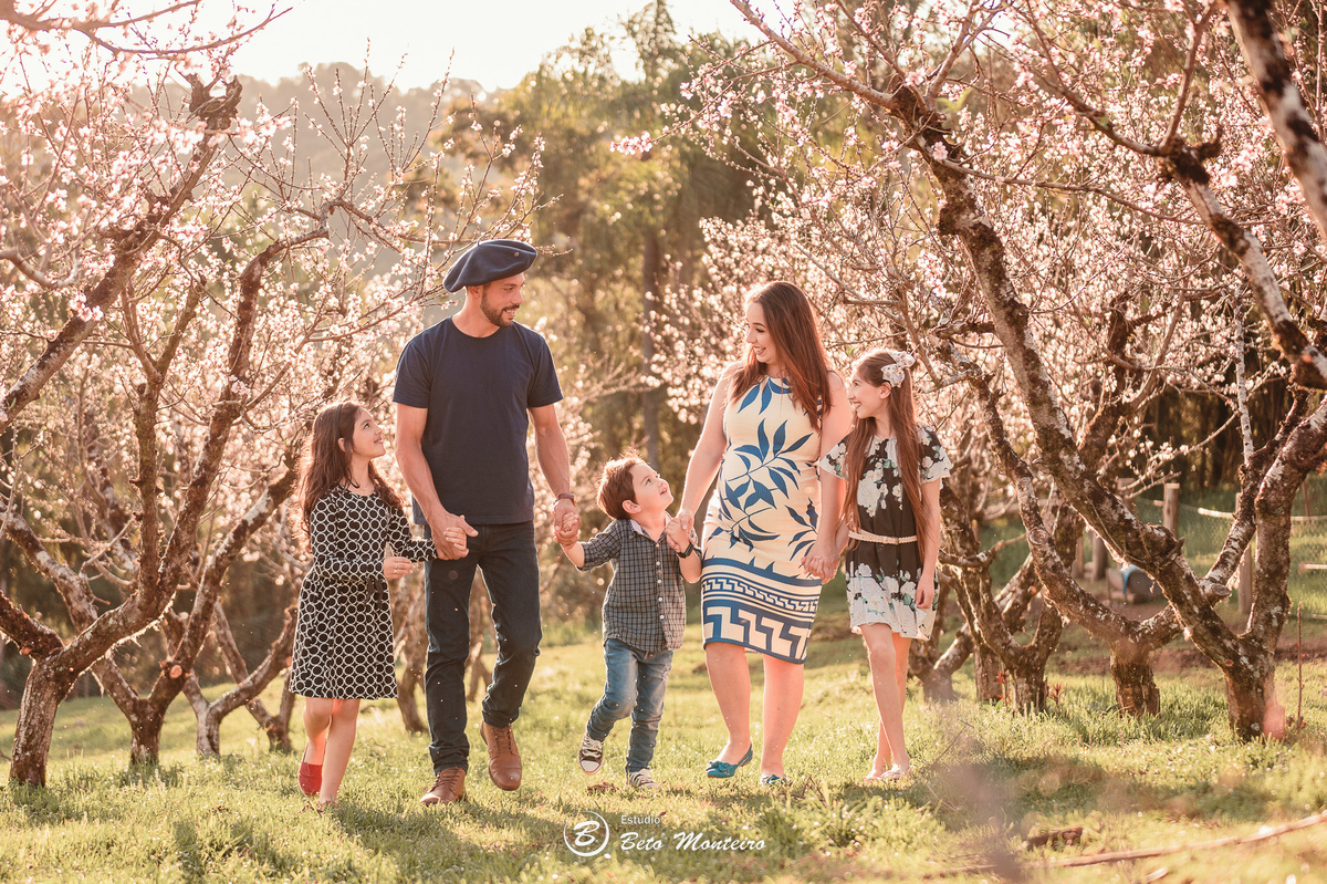 Book Gestante e Familia em Curitiba - Book gestante Campo Largo - Book de gestante lifestyle - Fotos ao ar livre - Grávida - Gestação - Book de gestante - Estúdio Beto Monteiro - Cabanha Matoski - Flavia - Maicon - Helena