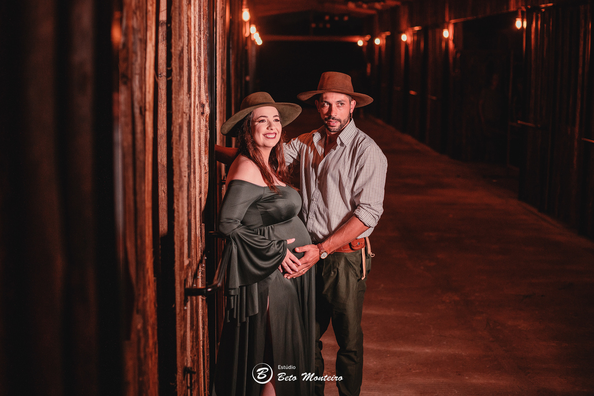 Book Gestante e Familia em Curitiba - Book gestante Campo Largo - Book de gestante lifestyle - Fotos ao ar livre - Grávida - Gestação - Book de gestante - Estúdio Beto Monteiro - Cabanha Matoski - Flavia - Maicon - Helena