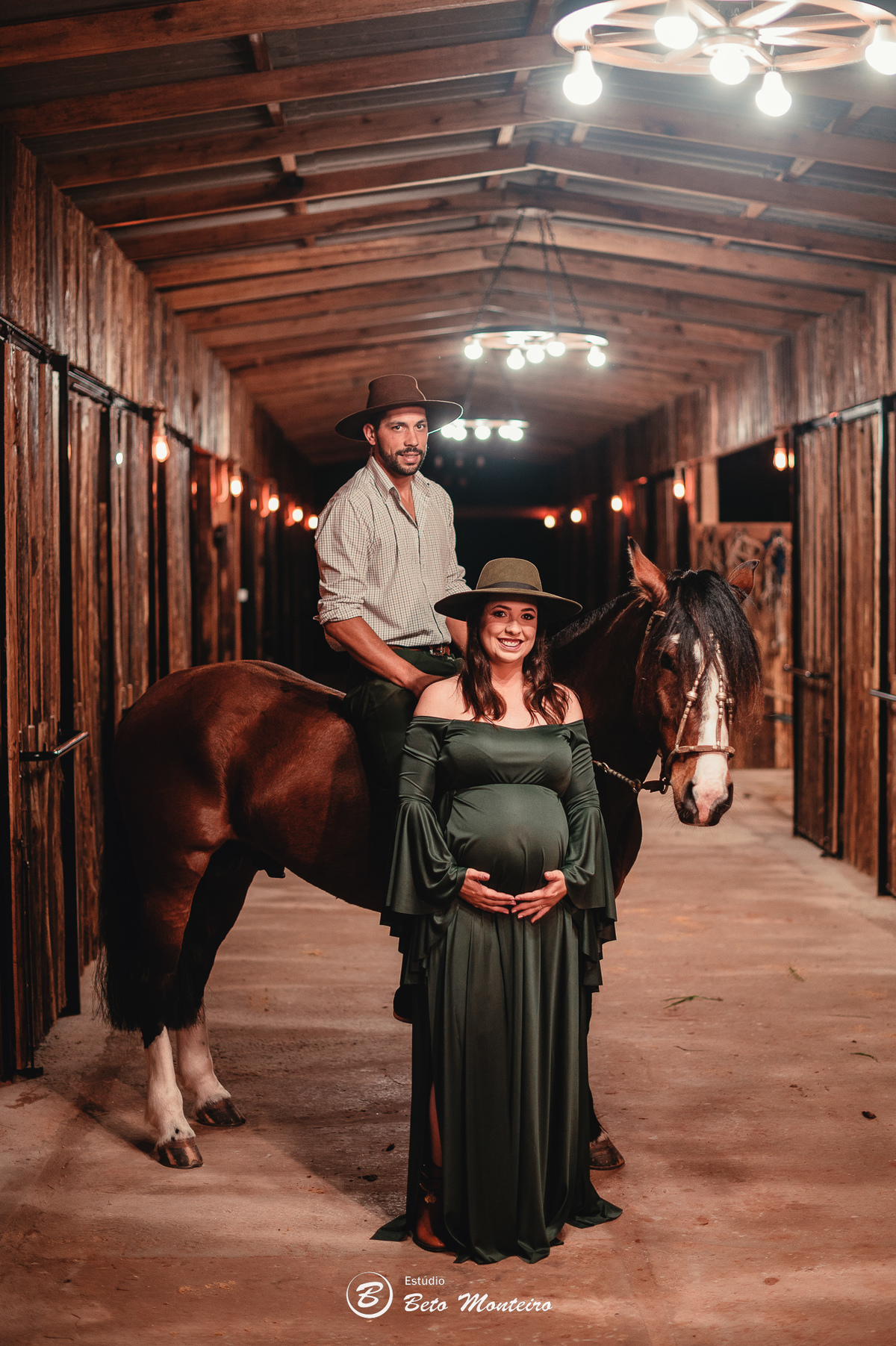 Book Gestante e Familia em Curitiba - Book gestante Campo Largo - Book de gestante lifestyle - Fotos ao ar livre - Grávida - Gestação - Book de gestante - Estúdio Beto Monteiro - Cabanha Matoski - Flavia - Maicon - Helena