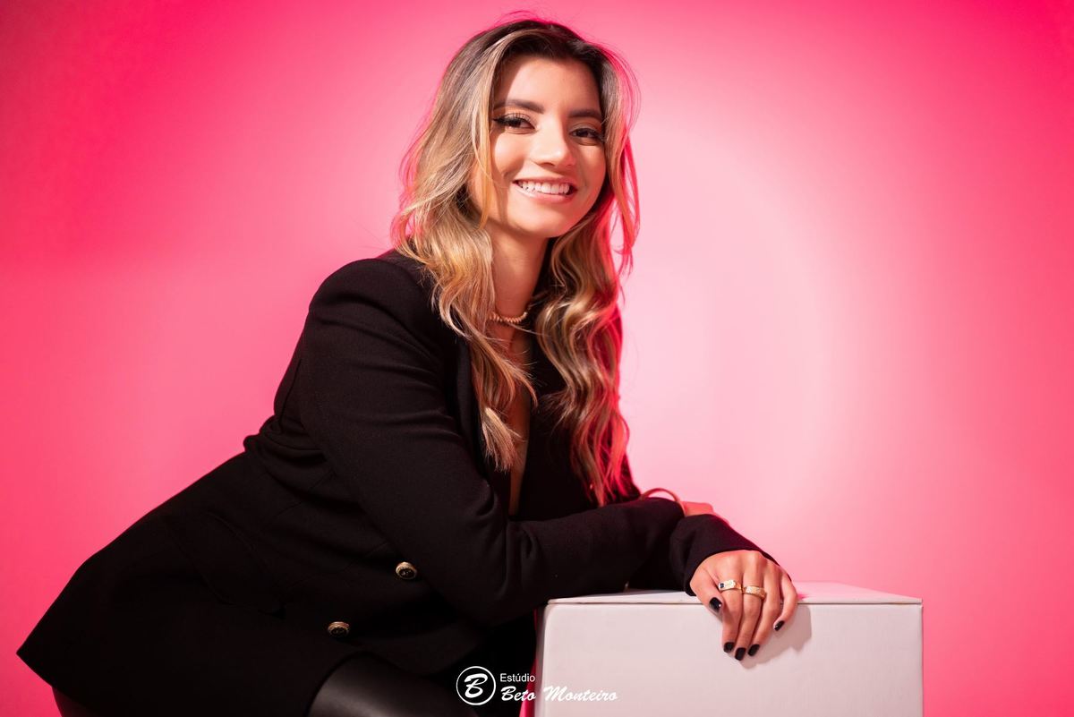 Book fotográfico feminino - book feminino - Camila Fortunato Hunika - Curitiba - fotos em estúdio - sessão feminina