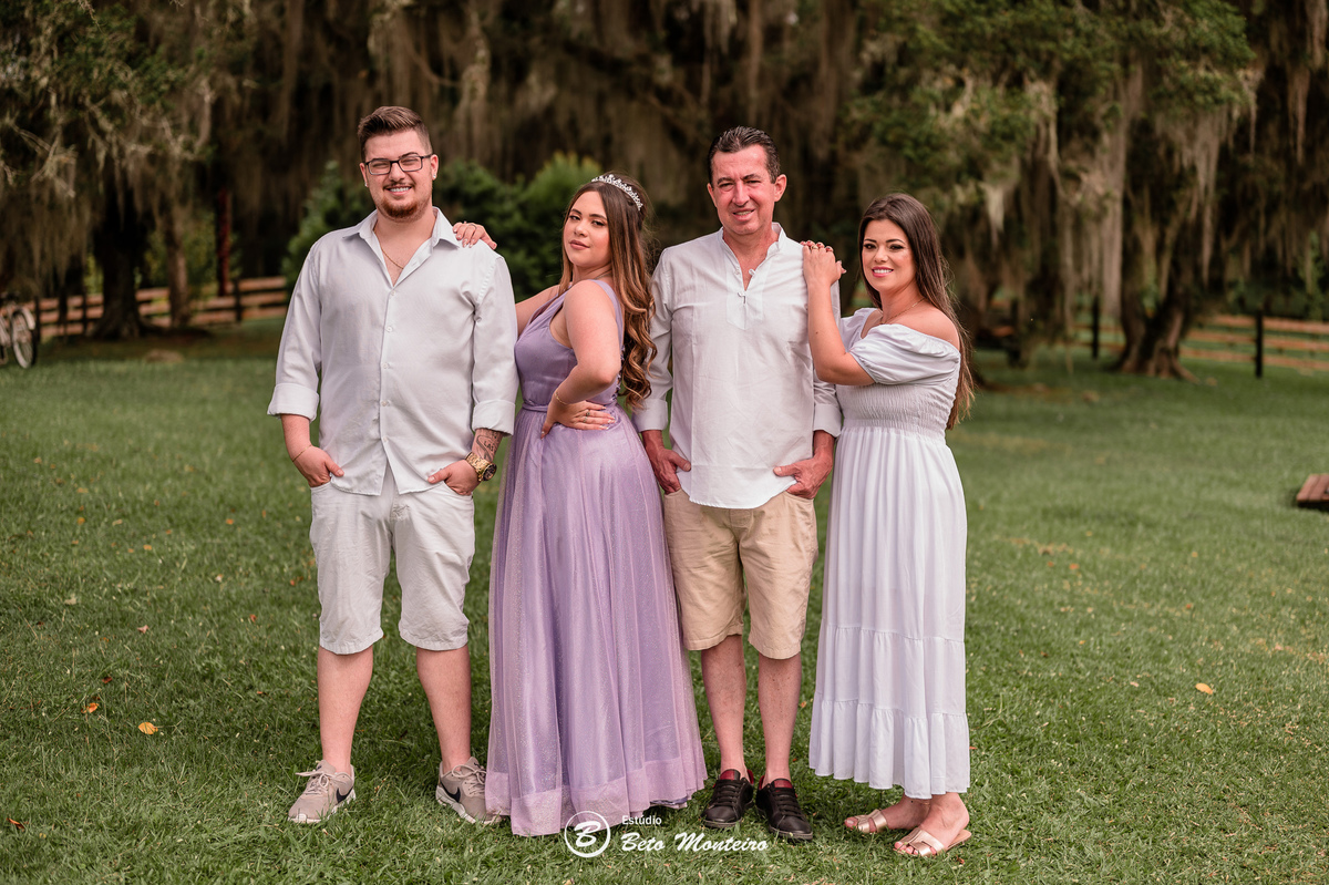 Aniversário de 15 anos - Foto e Filmagem - Debutante - Estúdio Beto Monteiro - Curitiba - fotografo de 15 anos - fotógrafa - sessão de fotos - book de fotos - book de 15 anos - fotografo - chácara ienkot - vestido de debutante - Isadora