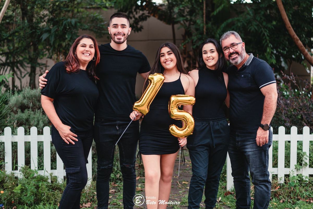 Aniversário de 15 anos - Foto e Filmagem - Debutante - Estúdio Beto Monteiro - Curitiba - fotografo de 15 anos - sessao de fotos - book de fotos - book de 15 anos - fotografa - book dos 15 - urbano - externo - street - Giovana - Giovana Toniolo - curitiba