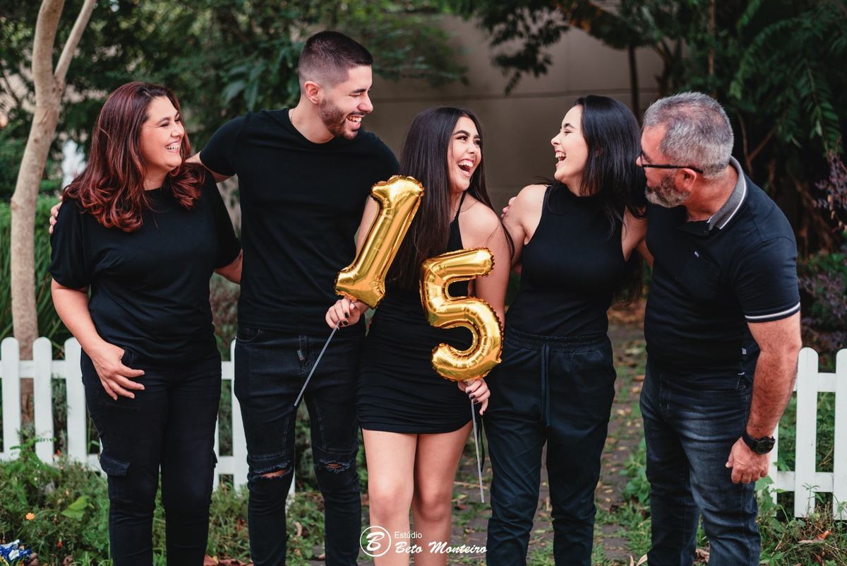 Aniversário de 15 anos - Foto e Filmagem - Debutante - Estúdio Beto Monteiro - Curitiba - fotografo de 15 anos - sessao de fotos - book de fotos - book de 15 anos - fotografa - book dos 15 - urbano - externo - street - Giovana - Giovana Toniolo - curitiba