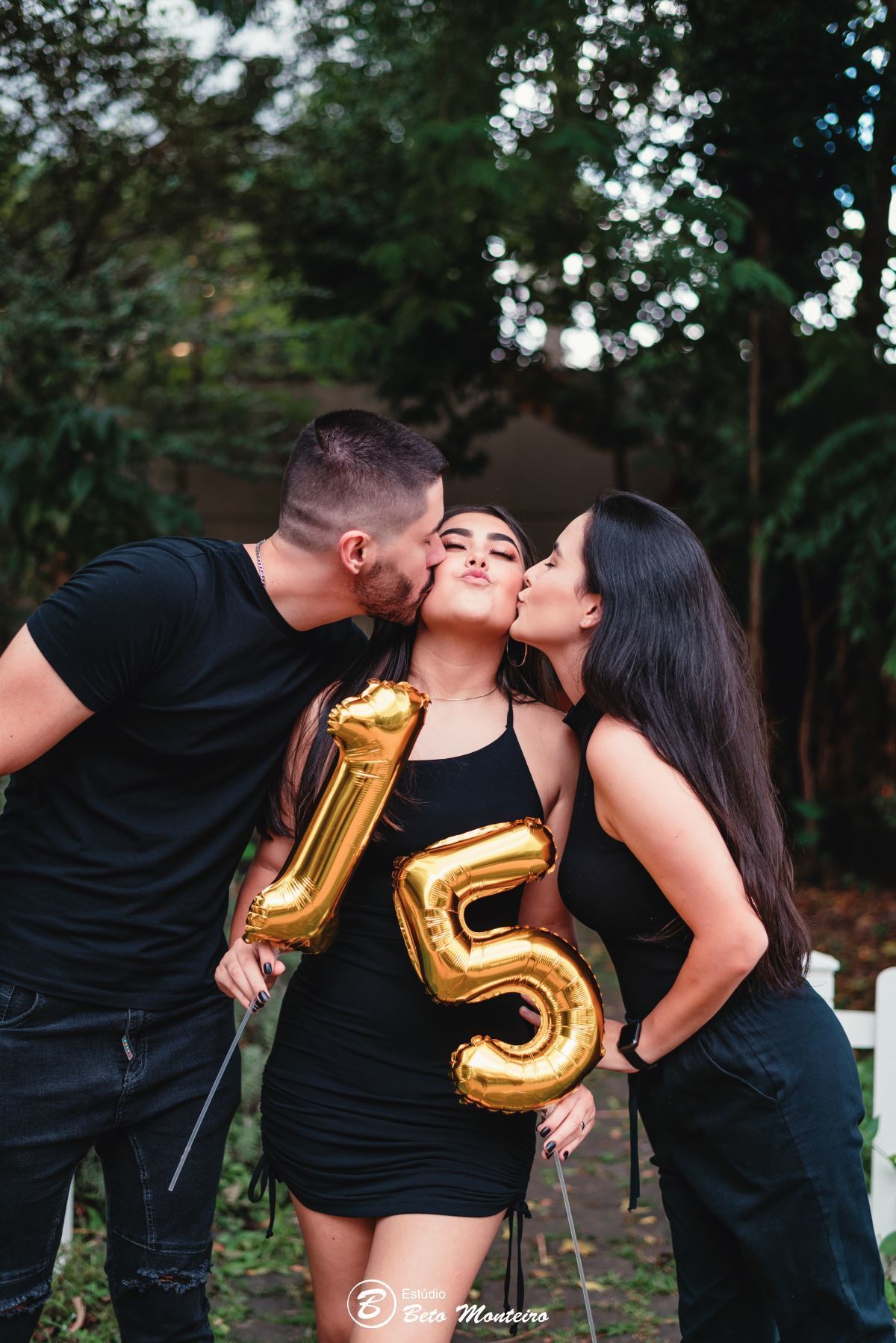 Aniversário de 15 anos - Foto e Filmagem - Debutante - Estúdio Beto Monteiro - Curitiba - fotografo de 15 anos - sessao de fotos - book de fotos - book de 15 anos - fotografa - book dos 15 - urbano - externo - street - Giovana - Giovana Toniolo - curitiba