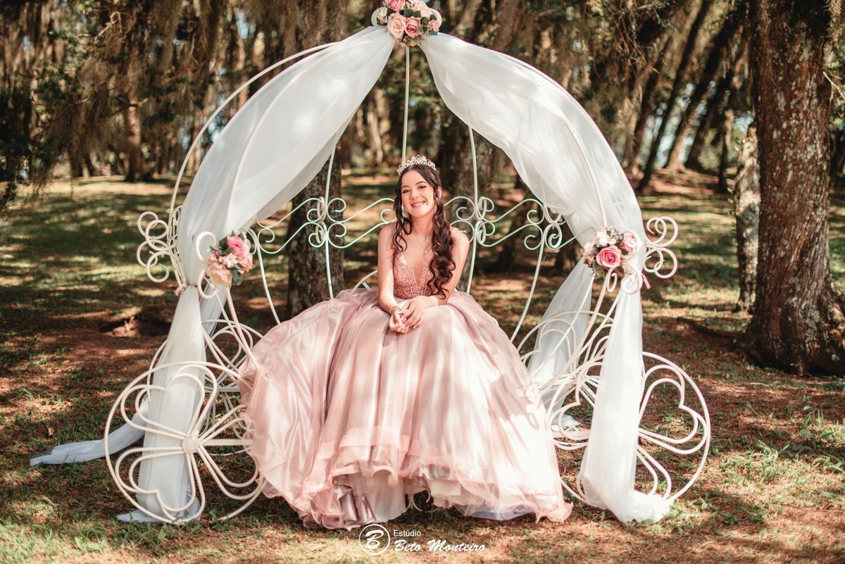 Aniversário de 15 anos - Foto e Filmagem - Debutante - Estúdio Beto Monteiro - Curitiba - fotografo de 15 anos - fotógrafa - sessão de fotos - book de fotos - book de 15 anos - fotografo - chácara ienkot - vestido de debutante - Maria Eduarda Rossato