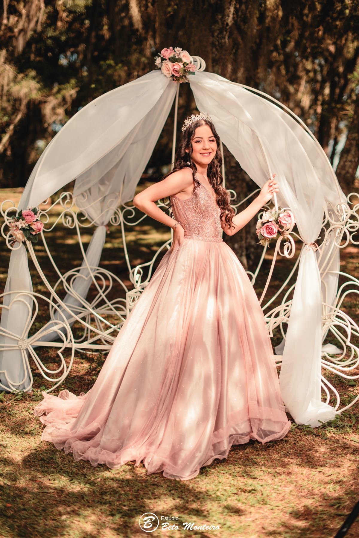 Aniversário de 15 anos - Foto e Filmagem - Debutante - Estúdio Beto Monteiro - Curitiba - fotografo de 15 anos - fotógrafa - sessão de fotos - book de fotos - book de 15 anos - fotografo - chácara ienkot - vestido de debutante - Maria Eduarda Rossato