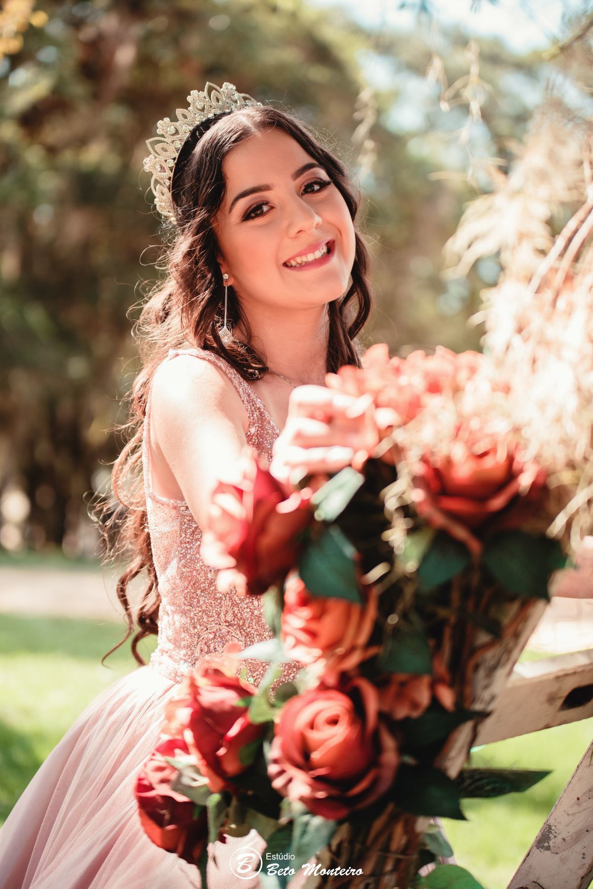 Aniversário de 15 anos - Foto e Filmagem - Debutante - Estúdio Beto Monteiro - Curitiba - fotografo de 15 anos - fotógrafa - sessão de fotos - book de fotos - book de 15 anos - fotografo - chácara ienkot - vestido de debutante - Maria Eduarda Rossato