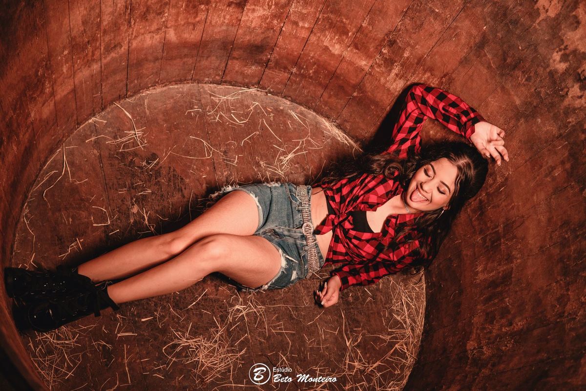 Aniversário de 15 anos - Foto e Filmagem - Debutante - Estúdio Beto Monteiro - Curitiba - fotografo de 15 anos - fotógrafa - sessão de fotos - book de fotos - book de 15 anos - fotografo - chácara ienkot - vestido de debutante - Maria Eduarda Rossato