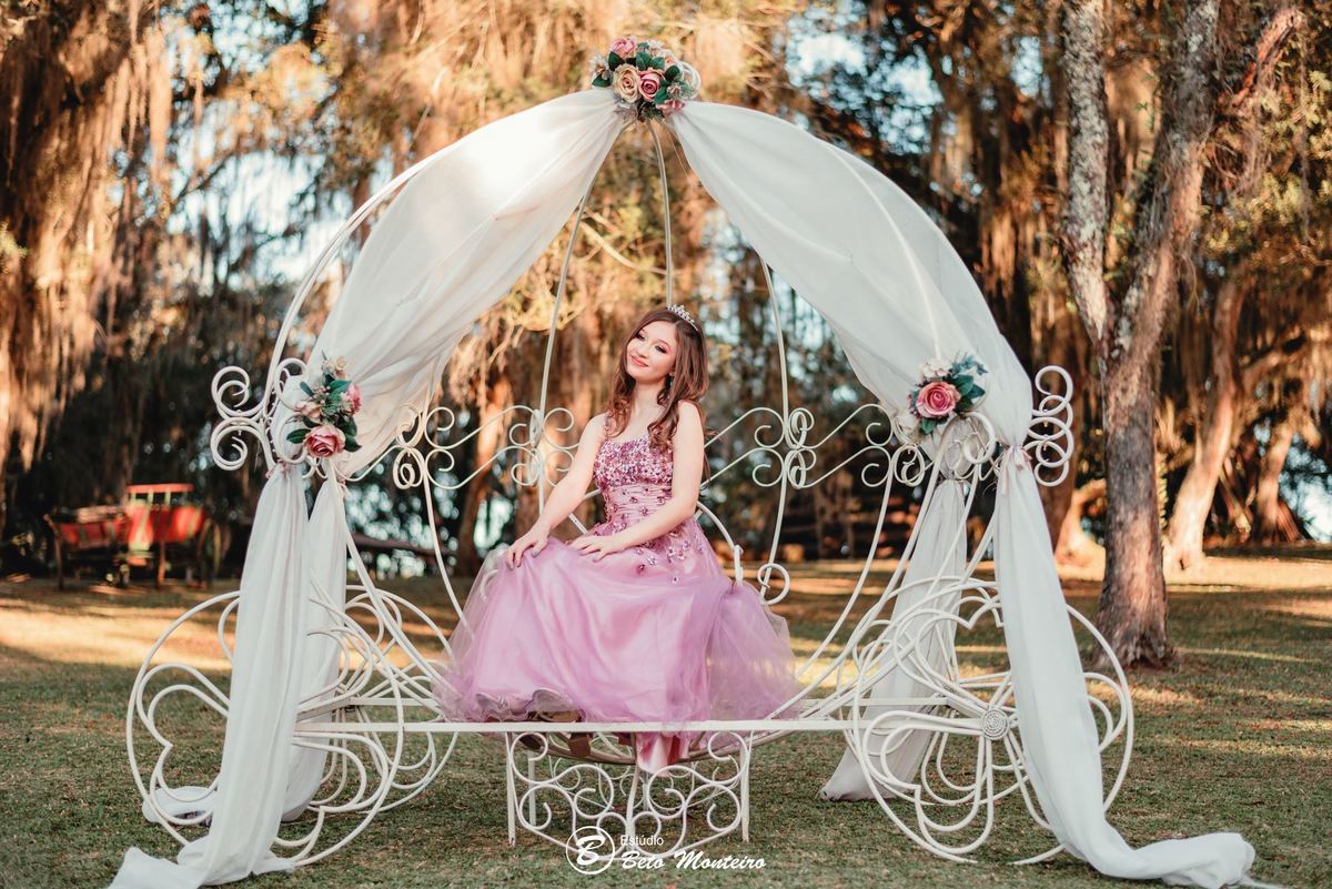 Aniversário de 15 anos - Foto e Filmagem - Debutante - Estúdio Beto Monteiro - Curitiba - fotografo de 15 anos - fotógrafa - sessão de fotos - book de fotos - book de 15 anos - chácara ienkot - vestido de debutante - Mariana