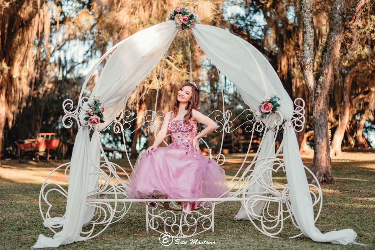 Aniversário de 15 anos - Foto e Filmagem - Debutante - Estúdio Beto Monteiro - Curitiba - fotografo de 15 anos - fotógrafa - sessão de fotos - book de fotos - book de 15 anos - chácara ienkot - vestido de debutante - Mariana
