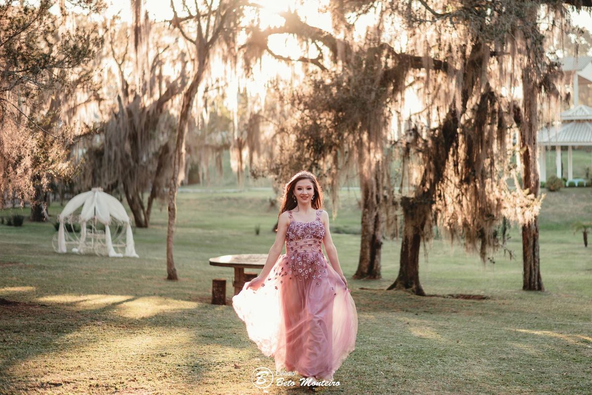 Aniversário de 15 anos - Foto e Filmagem - Debutante - Estúdio Beto Monteiro - Curitiba - fotografo de 15 anos - fotógrafa - sessão de fotos - book de fotos - book de 15 anos - chácara ienkot - vestido de debutante - Mariana