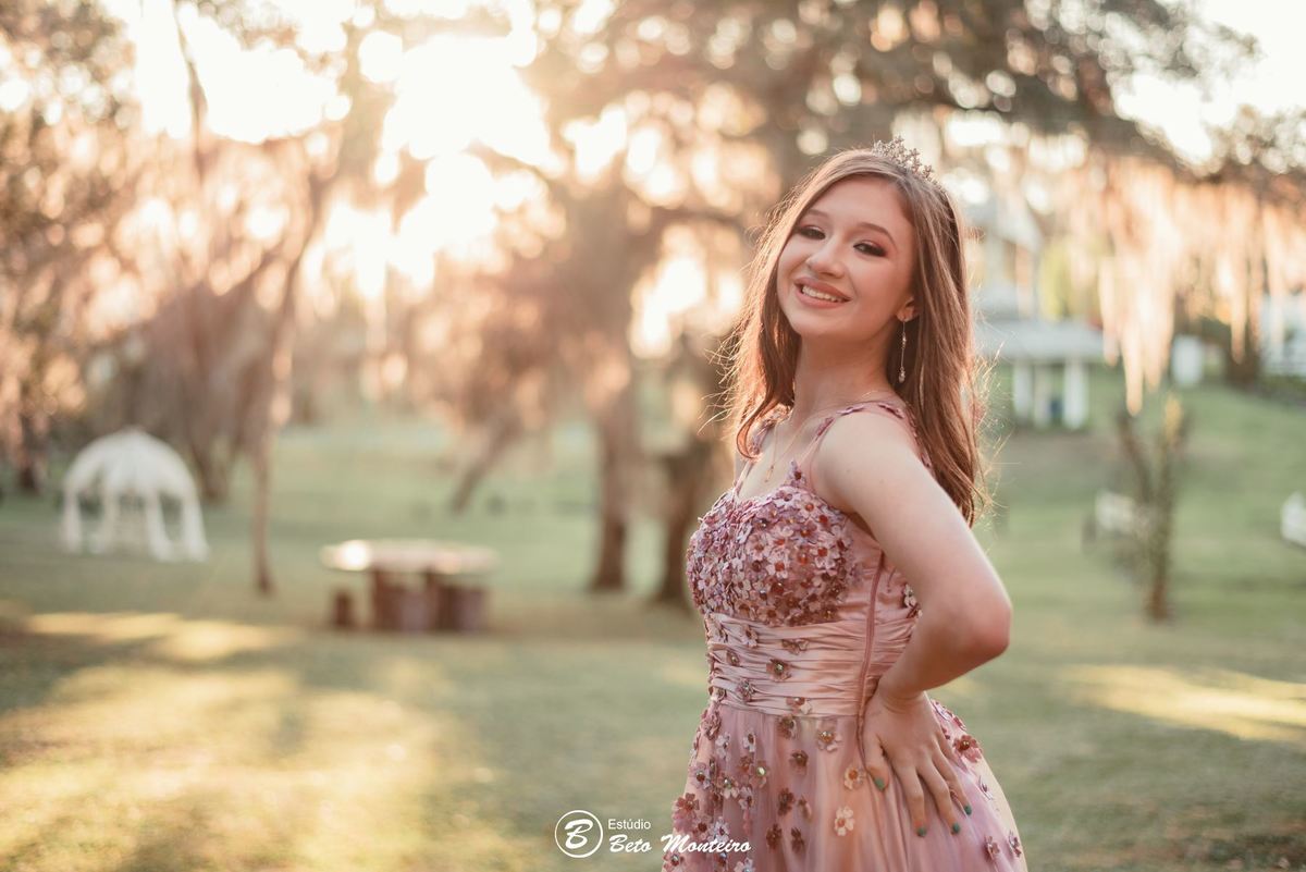 Aniversário de 15 anos - Foto e Filmagem - Debutante - Estúdio Beto Monteiro - Curitiba - fotografo de 15 anos - fotógrafa - sessão de fotos - book de fotos - book de 15 anos - chácara ienkot - vestido de debutante - Mariana