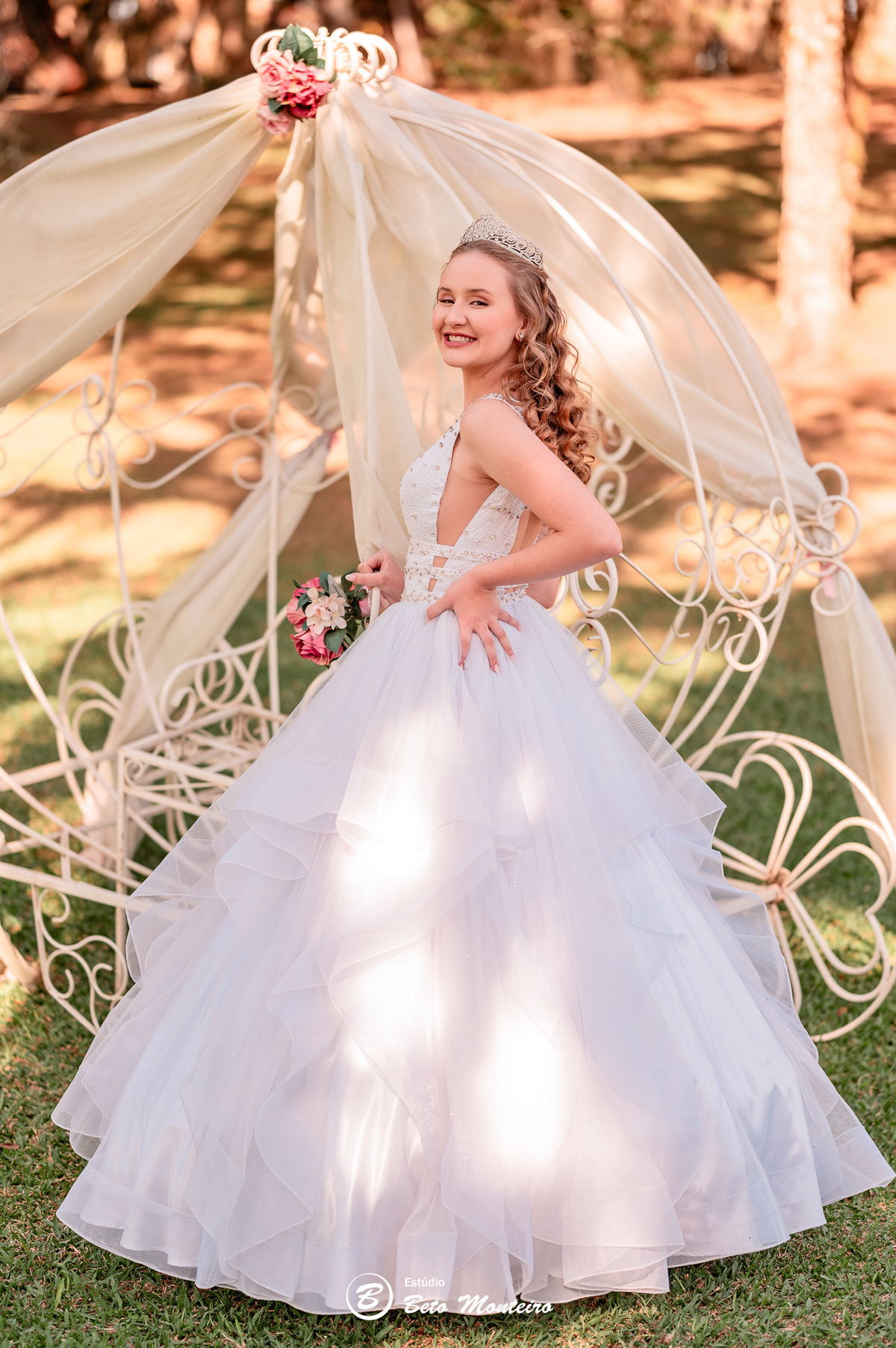 Aniversário de 15 anos - Foto e Filmagem - Debutante - Estúdio Beto Monteiro - Curitiba - fotografo de 15 anos - fotógrafa - sessão de fotos - book de fotos - book de 15 anos - chácara ienkot - vestido de debutante - Fabíola 