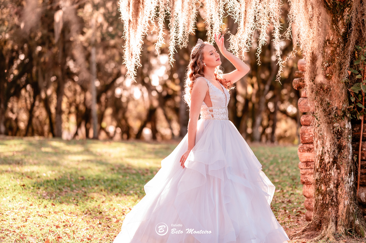 Aniversário de 15 anos - Foto e Filmagem - Debutante - Estúdio Beto Monteiro - Curitiba - fotografo de 15 anos - fotógrafa - sessão de fotos - book de fotos - book de 15 anos - chácara ienkot - vestido de debutante - Fabíola 