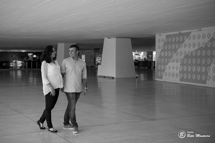 Book Gestante - Letícia e Rafael - Curitiba - MON - Museu Oscar Niemeyer - dia de chuva