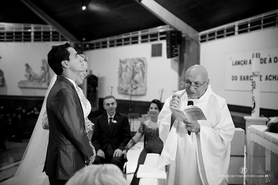 Noivos no altar com padre - Casamento Debora e Rodrigo - Fotografia e Filmagem de Casamento - Curitiba - Londrina - Moress Buffet - Estúdio Beto Monteiro