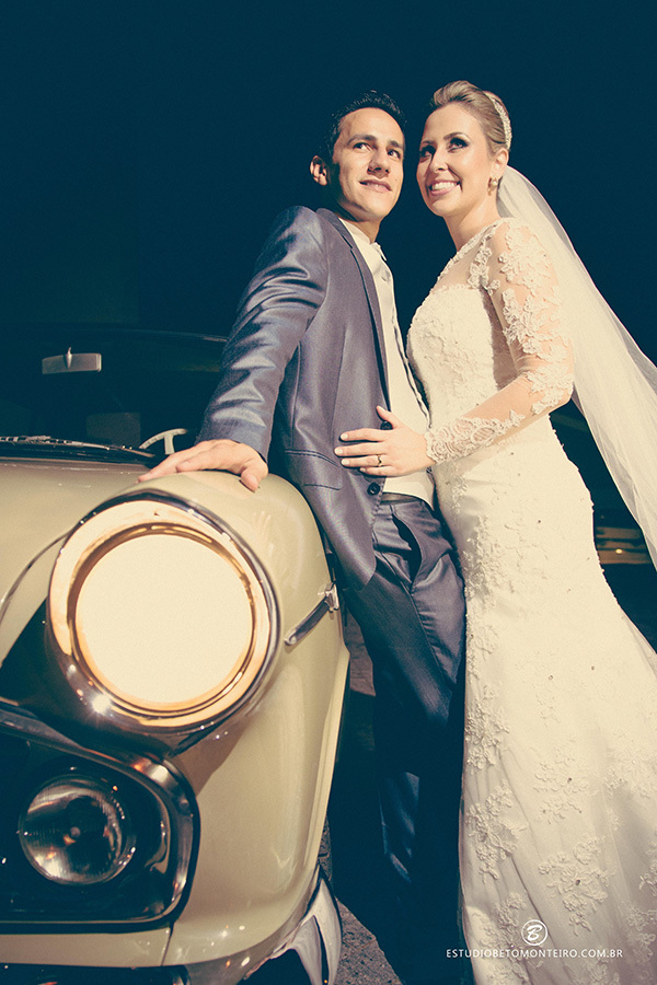 Casamento Debora e Rodrigo - Fotografia e Filmagem de Casamento - Curitiba - Londrina - Moress Buffet - Estúdio Beto Monteiro - noivos fazendo pose encostados no carro
