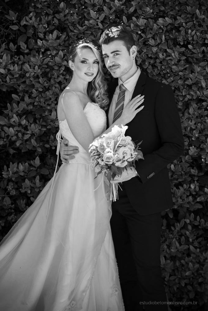 Lucrezia e Stefano fotografia em florenca italia europa - fotografo na europa - casamento europa - casal - noivo - noiva - wedding - estudio beto monteiro - noiva e noiva externa buque flores parede inglesa folhagem