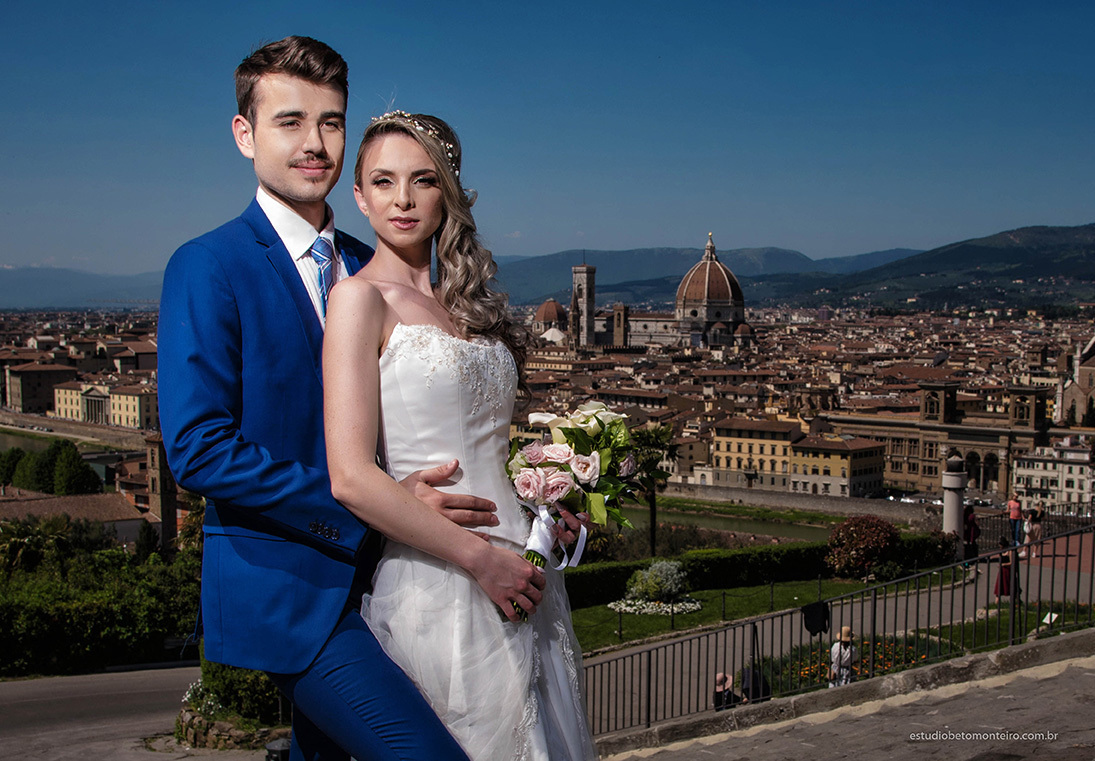 Lucrezia e Stefano fotografia em florenca italia europa - fotografo na europa - casamento europa - casal - noivo - noiva - wedding - estudio beto monteiro - noiva e noiva externa vista de florença ceu azul Piazzale Michelangelo