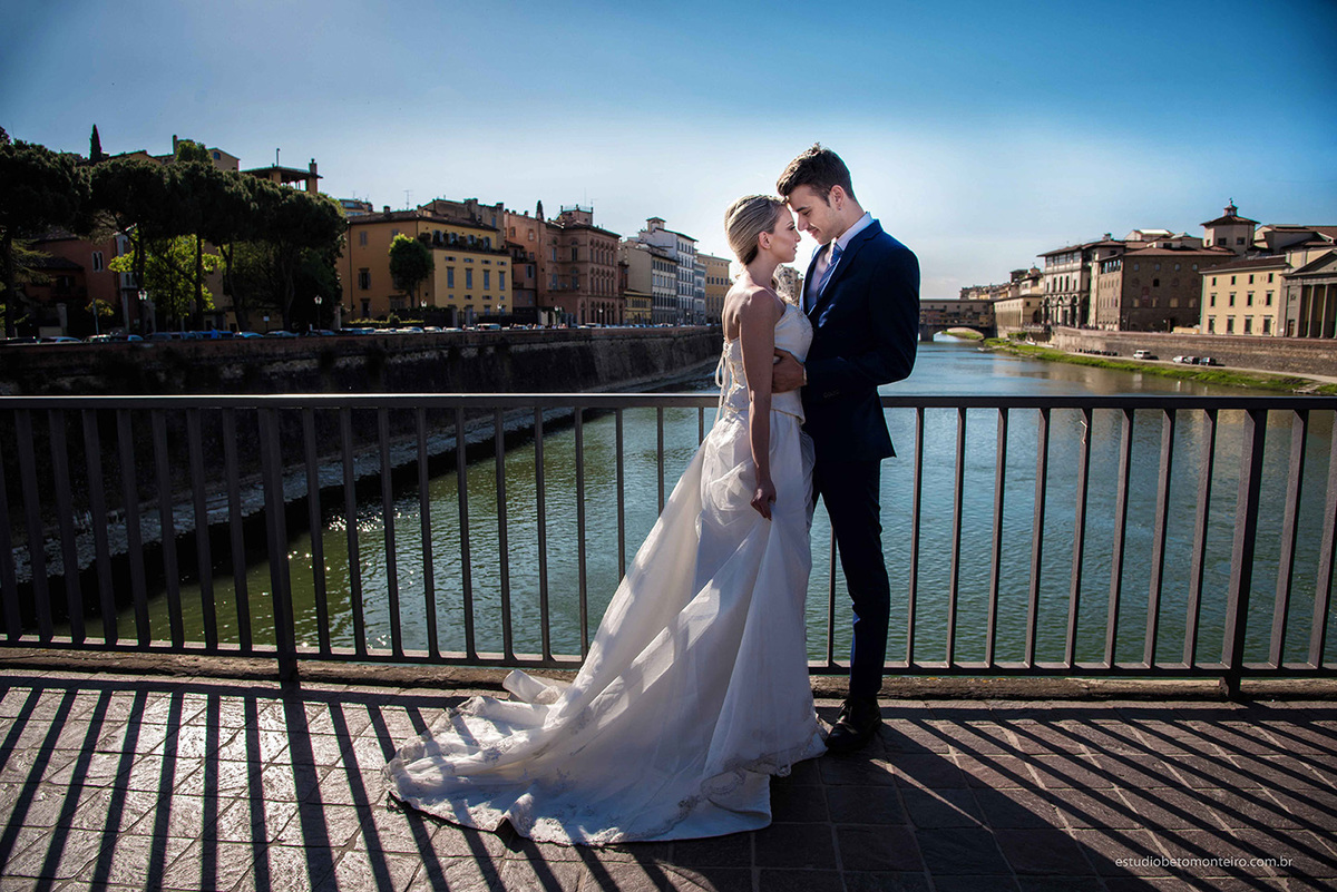 Lucrezia e Stefano fotografia em florenca italia europa - fotografo na europa - casamento europa - casal - noivo - noiva - wedding - estudio beto monteiro - noiva e noiva externa vista de florença ceu azul Ponte Vecchio lago