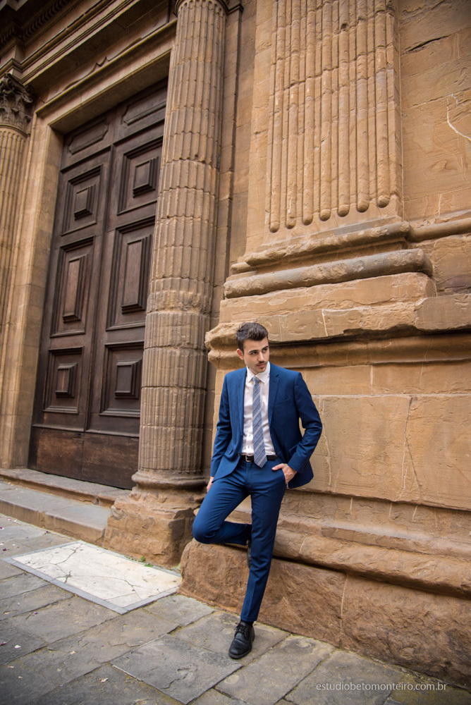 Lucrezia e Stefano fotografia em florenca italia europa - fotografo na europa - casamento europa - casal - noivo - noiva - wedding - estudio beto monteiro - noivo externa construção antiga medieval pedras