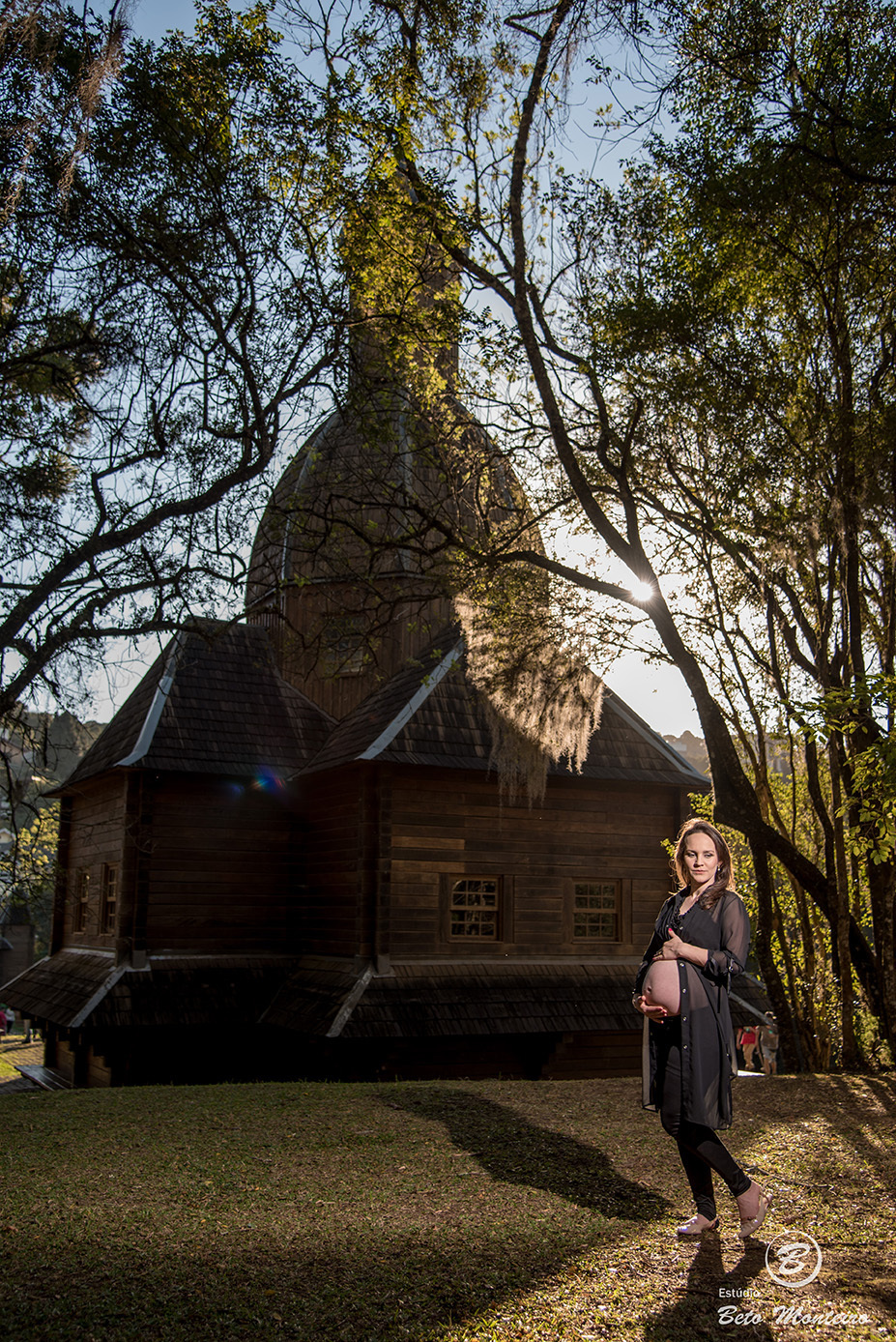 Fran e Ricardo - Book Gestante e Familia em Curitiba - Vestido rosa - Vestido vermelho - véu - Memorial Ucraniano  - Parque Tingui - Fotos ao ar livre - Grávida - Gestação - Estudio Beto Monteiro