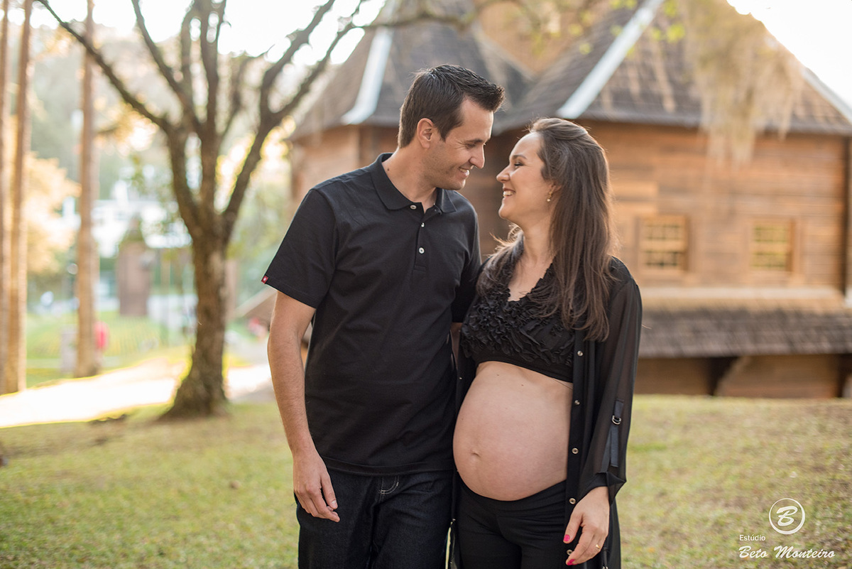 Fran e Ricardo - Book Gestante e Familia em Curitiba - Vestido rosa - Vestido vermelho - véu - Memorial Ucraniano  - Parque Tingui - Fotos ao ar livre - Grávida - Gestação - Estudio Beto Monteiro