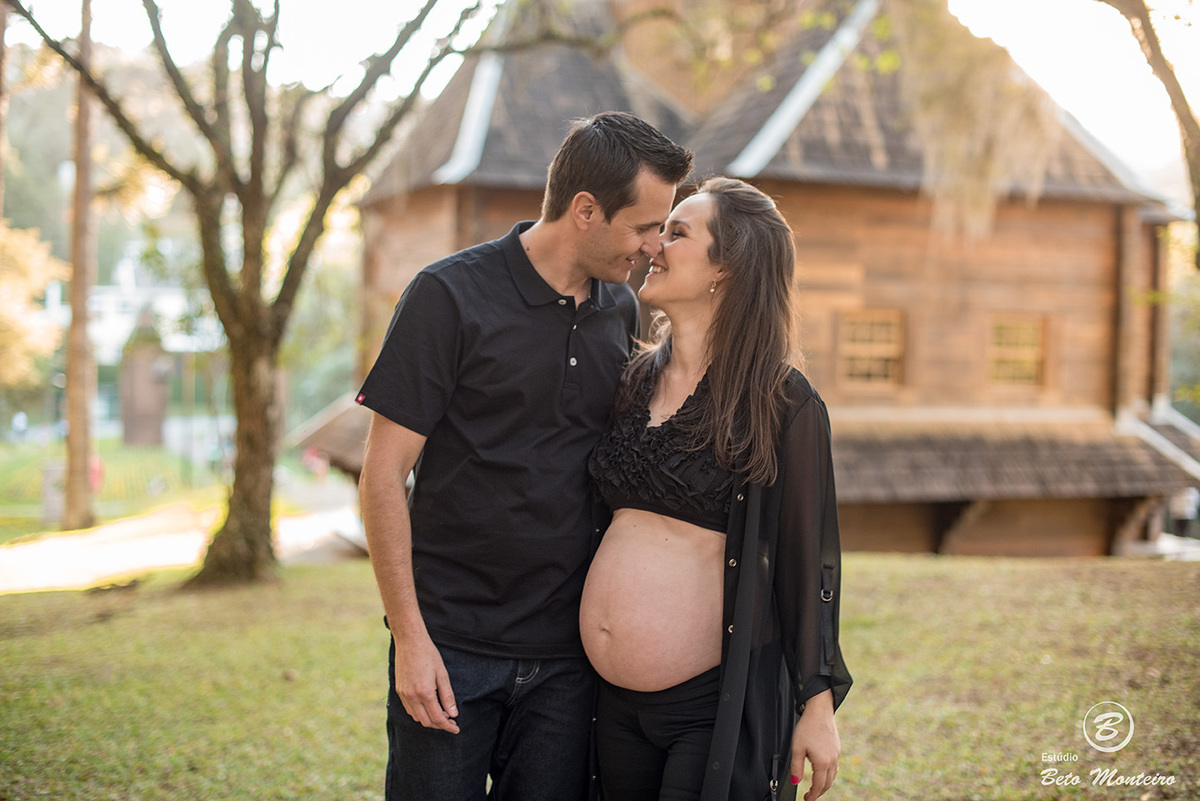 Fran e Ricardo - Book Gestante e Familia em Curitiba - Vestido rosa - Vestido vermelho - véu - Memorial Ucraniano  - Parque Tingui - Fotos ao ar livre - Grávida - Gestação - Estudio Beto Monteiro