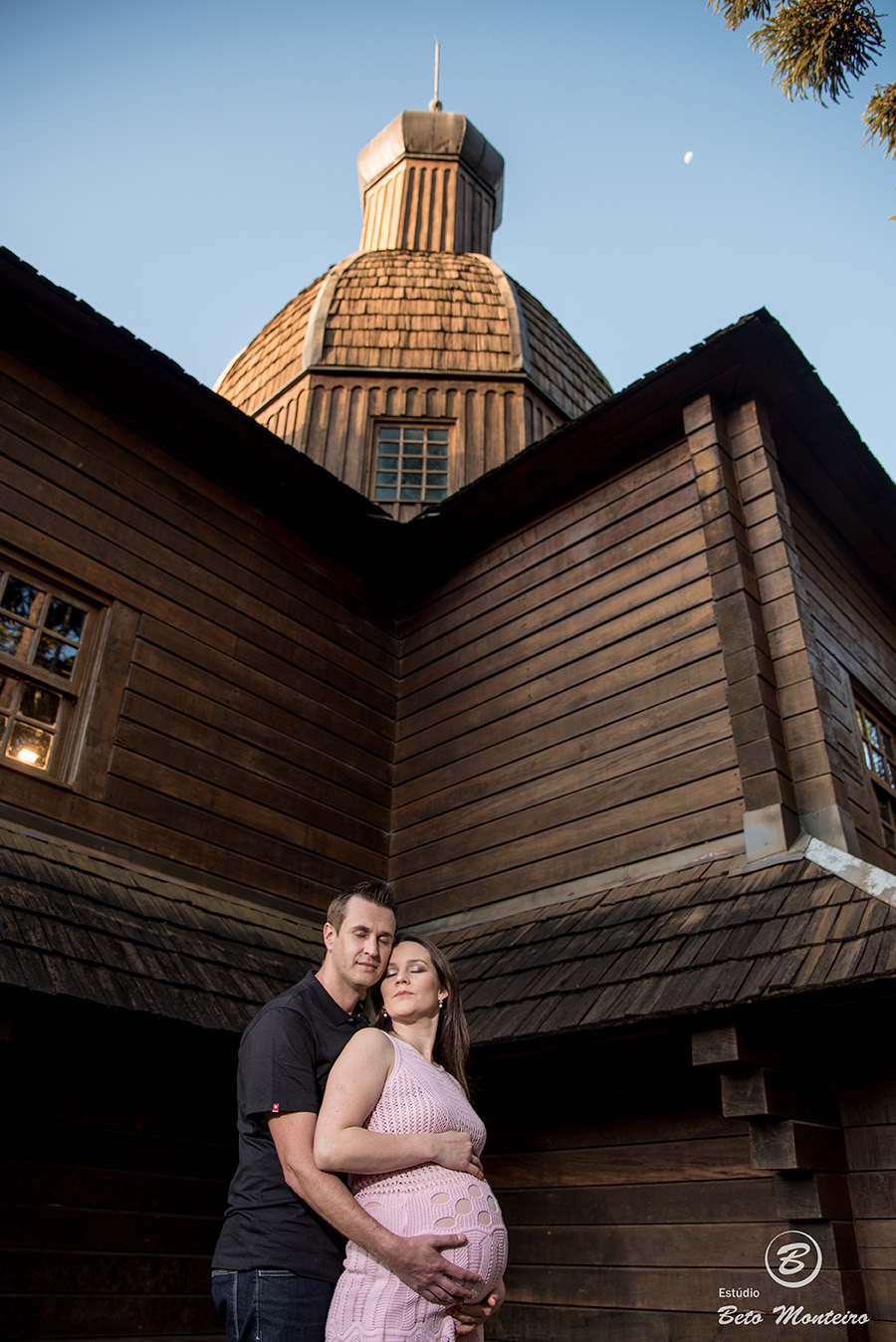 Fran e Ricardo - Book Gestante e Familia em Curitiba - Vestido rosa - Vestido vermelho - véu - Memorial Ucraniano  - Parque Tingui - Fotos ao ar livre - Grávida - Gestação - Estudio Beto Monteiro