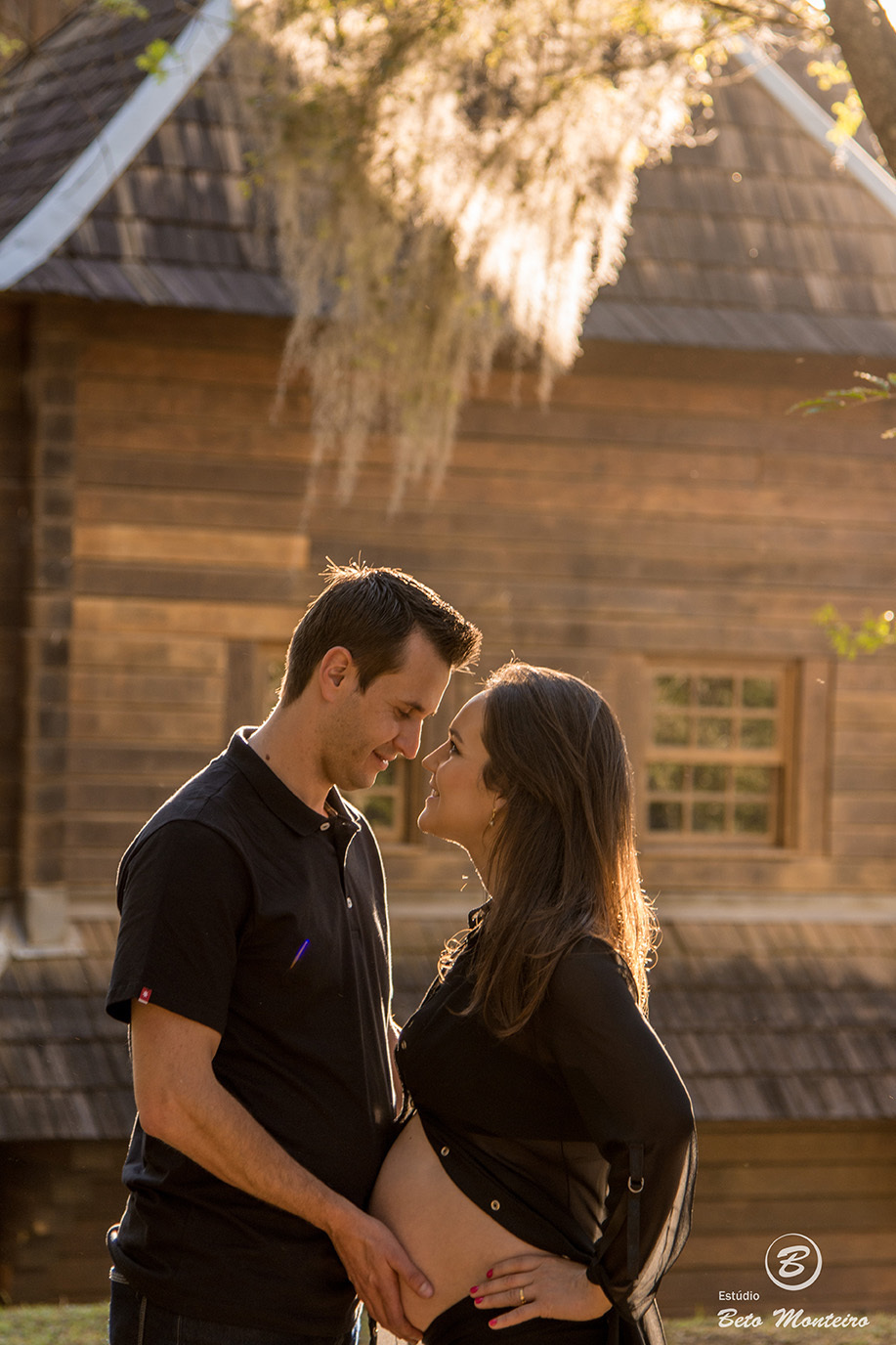 Fran e Ricardo - Book Gestante e Familia em Curitiba - Vestido rosa - Vestido vermelho - véu - Memorial Ucraniano  - Parque Tingui - Fotos ao ar livre - Grávida - Gestação - Estudio Beto Monteiro
