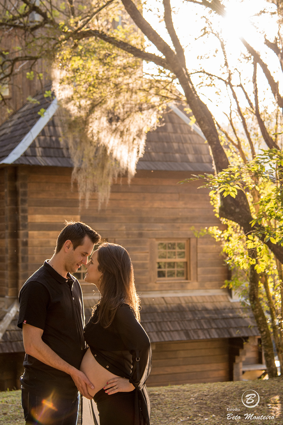 Fran e Ricardo - Book Gestante e Familia em Curitiba - Vestido rosa - Vestido vermelho - véu - Memorial Ucraniano  - Parque Tingui - Fotos ao ar livre - Grávida - Gestação - Estudio Beto Monteiro