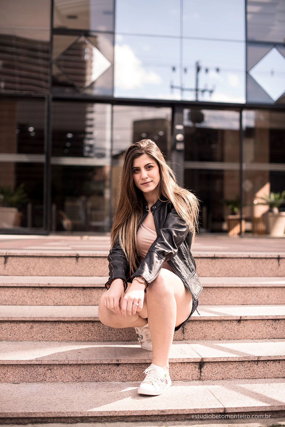 Aniversário de 15 anos - Foto e Filmagem - Debutante - Estúdio Beto Monteiro - Curitiba - fotografo de 15 anos - sessao de fotos - book de fotos - book de 15 anos - fotografo - yasmin muniz - book dos 15 - street - urbano - parque - luzes