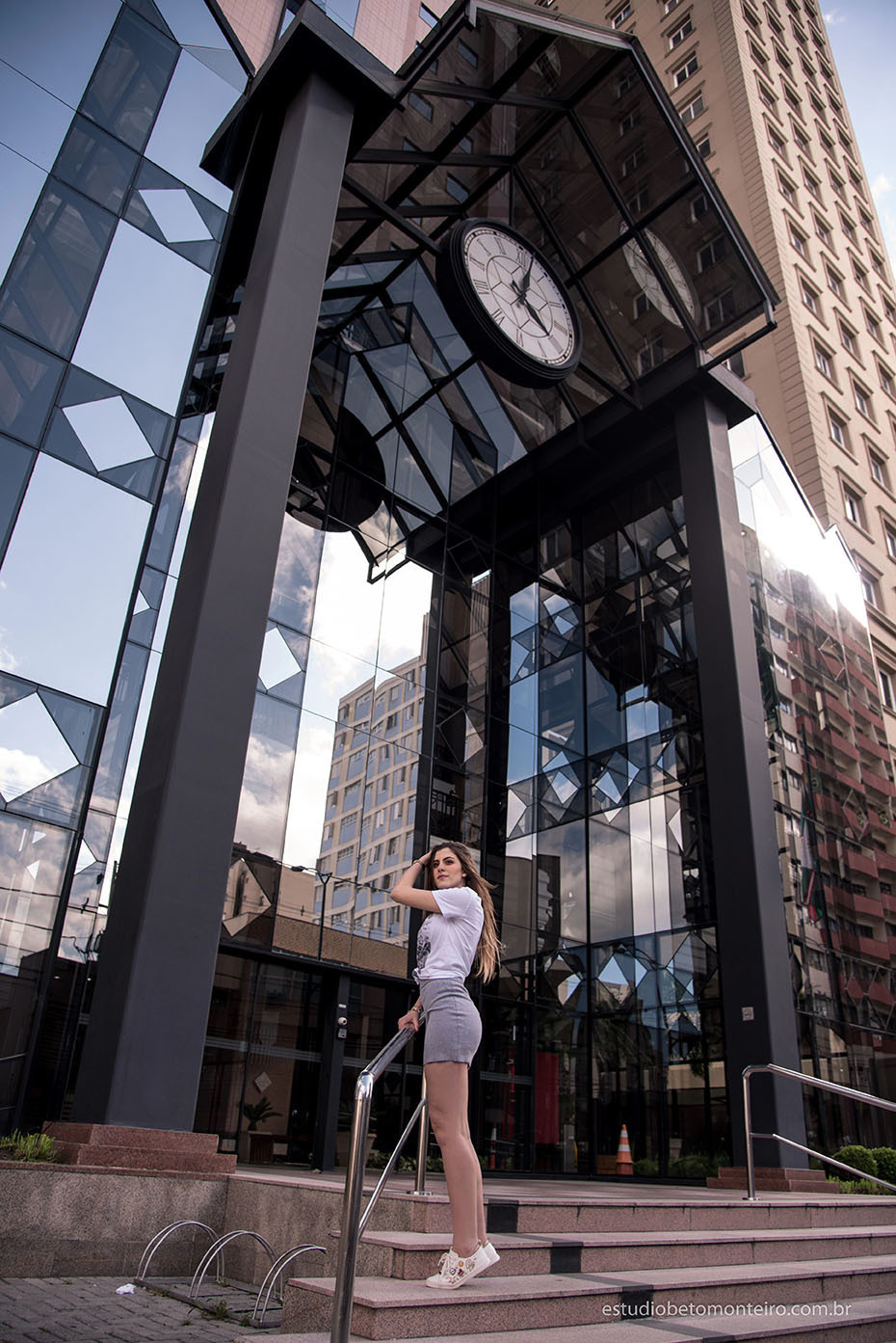 Aniversário de 15 anos - Foto e Filmagem - Debutante - Estúdio Beto Monteiro - Curitiba - fotografo de 15 anos - sessao de fotos - book de fotos - book de 15 anos - fotografo - yasmin muniz - book dos 15 - street - urbano - parque - luzes