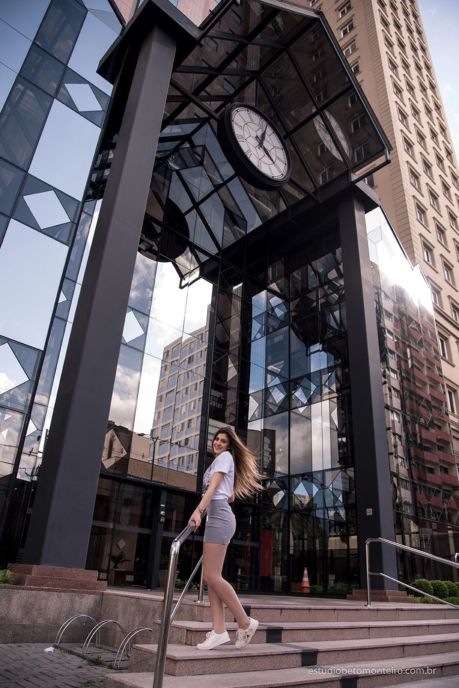 Aniversário de 15 anos - Foto e Filmagem - Debutante - Estúdio Beto Monteiro - Curitiba - fotografo de 15 anos - sessao de fotos - book de fotos - book de 15 anos - fotografo - yasmin muniz - book dos 15 - street - urbano - parque - luzes