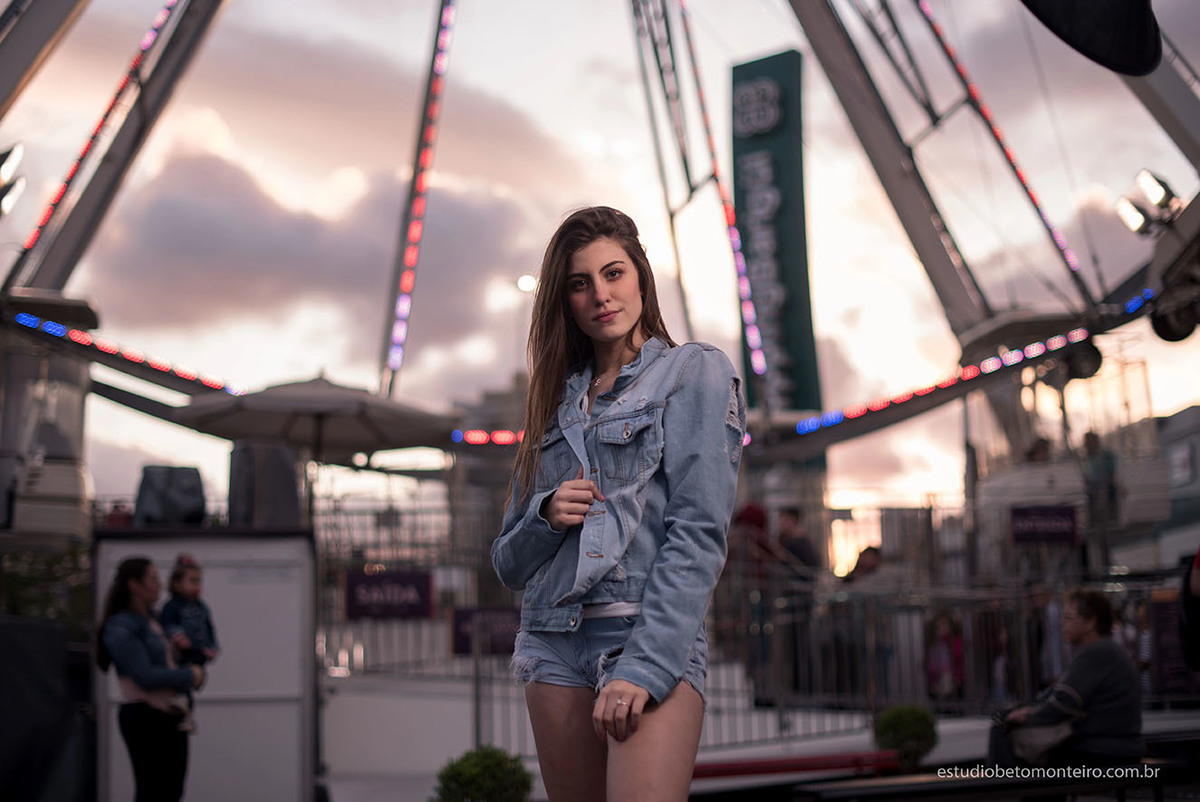 Aniversário de 15 anos - Foto e Filmagem - Debutante - Estúdio Beto Monteiro - Curitiba - fotografo de 15 anos - sessao de fotos - book de fotos - book de 15 anos - fotografo - yasmin muniz - book dos 15 - street - urbano - parque - luzes