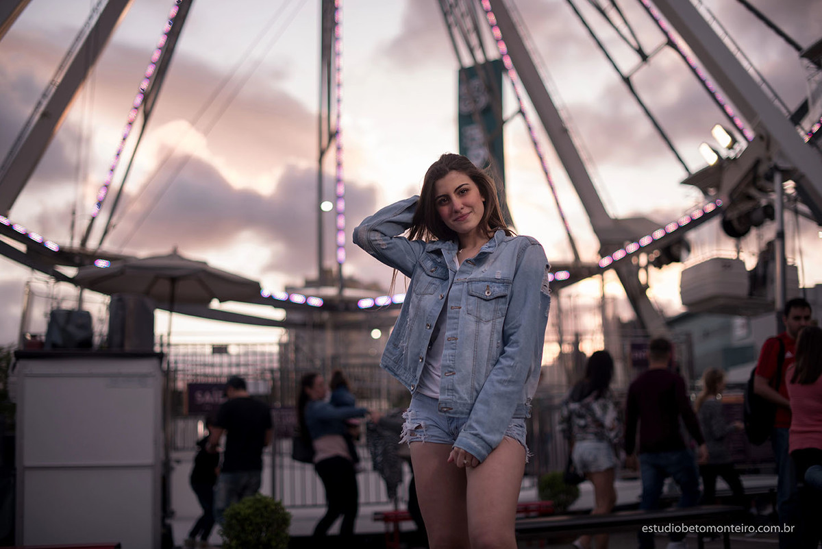 Aniversário de 15 anos - Foto e Filmagem - Debutante - Estúdio Beto Monteiro - Curitiba - fotografo de 15 anos - sessao de fotos - book de fotos - book de 15 anos - fotografo - yasmin muniz - book dos 15 - street - urbano - parque - luzes