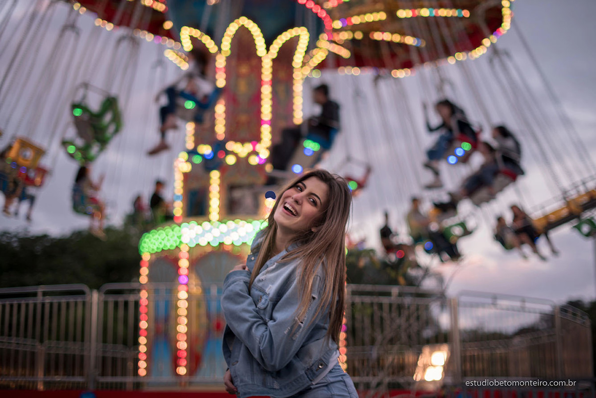 Aniversário de 15 anos - Foto e Filmagem - Debutante - Estúdio Beto Monteiro - Curitiba - fotografo de 15 anos - sessao de fotos - book de fotos - book de 15 anos - fotografo - yasmin muniz - book dos 15 - street - urbano - parque - luzes