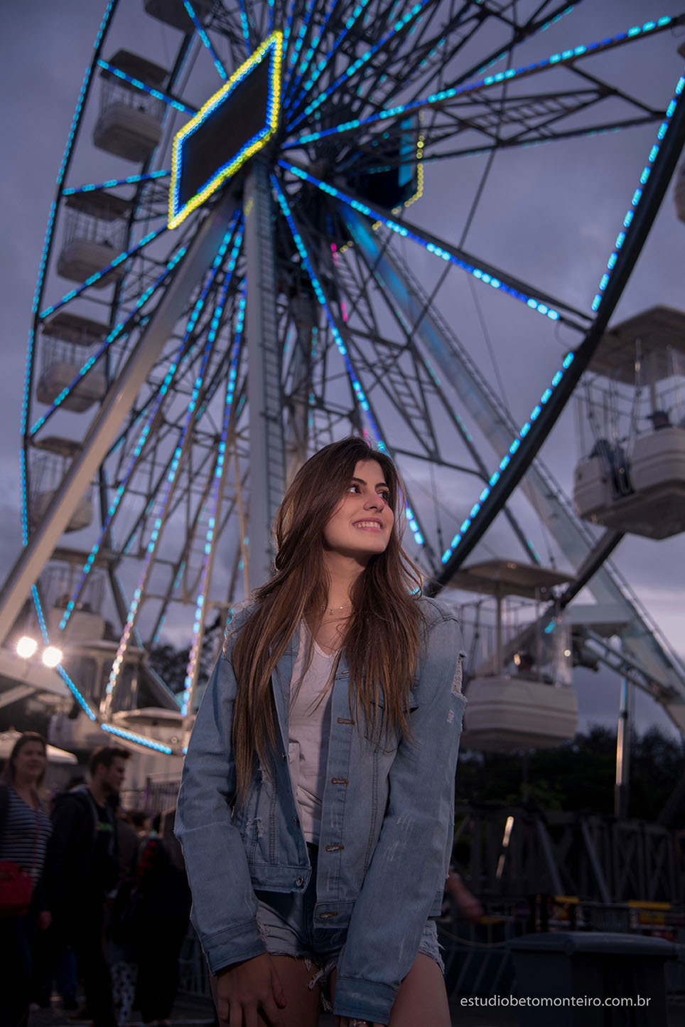 Aniversário de 15 anos - Foto e Filmagem - Debutante - Estúdio Beto Monteiro - Curitiba - fotografo de 15 anos - sessao de fotos - book de fotos - book de 15 anos - fotografo - yasmin muniz - book dos 15 - street - urbano - parque - luzes