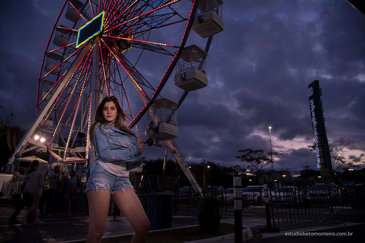Aniversário de 15 anos - Foto e Filmagem - Debutante - Estúdio Beto Monteiro - Curitiba - fotografo de 15 anos - sessao de fotos - book de fotos - book de 15 anos - fotografo - yasmin muniz - book dos 15 - street - urbano - parque - luzes