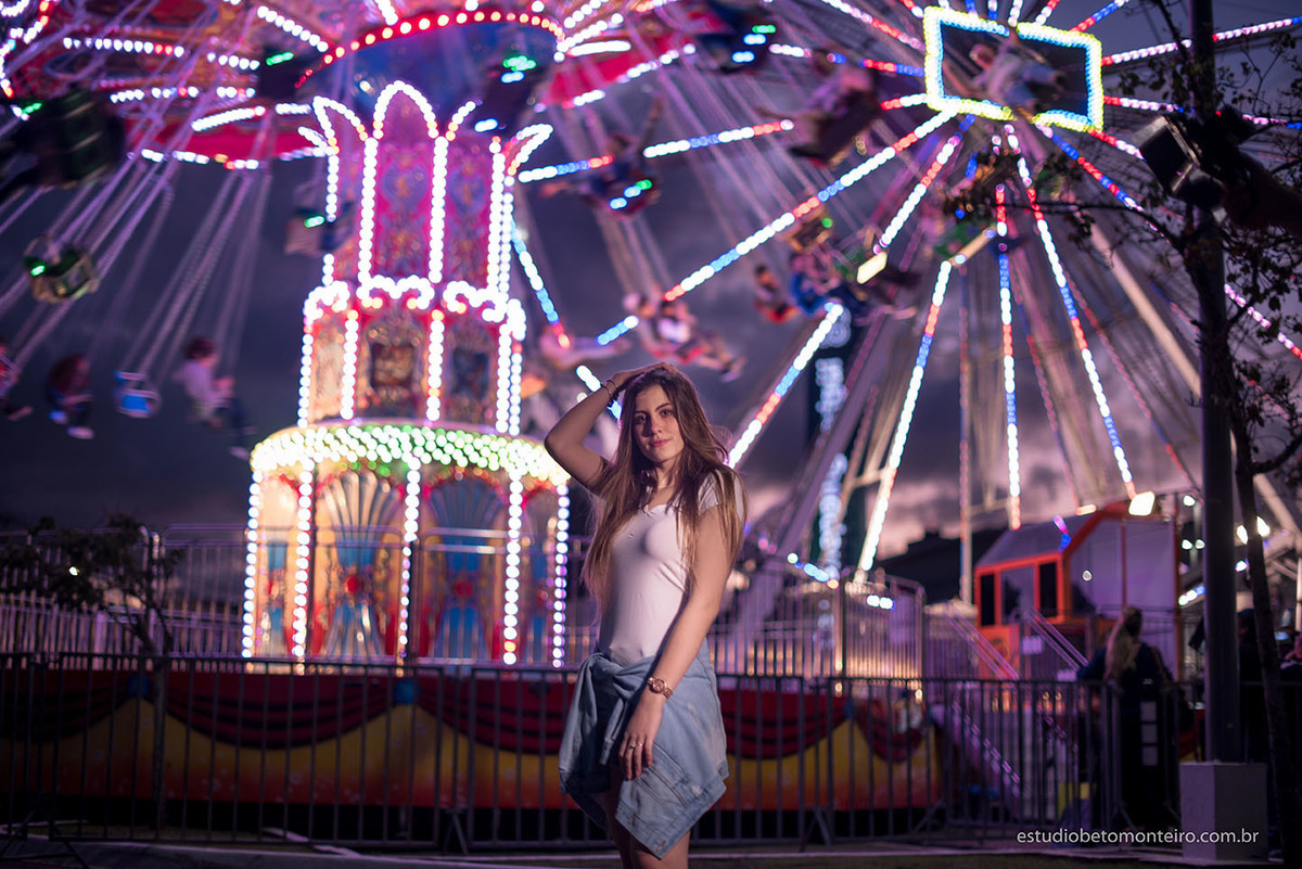 Aniversário de 15 anos - Foto e Filmagem - Debutante - Estúdio Beto Monteiro - Curitiba - fotografo de 15 anos - sessao de fotos - book de fotos - book de 15 anos - fotografo - yasmin muniz - book dos 15 - street - urbano - parque - luzes